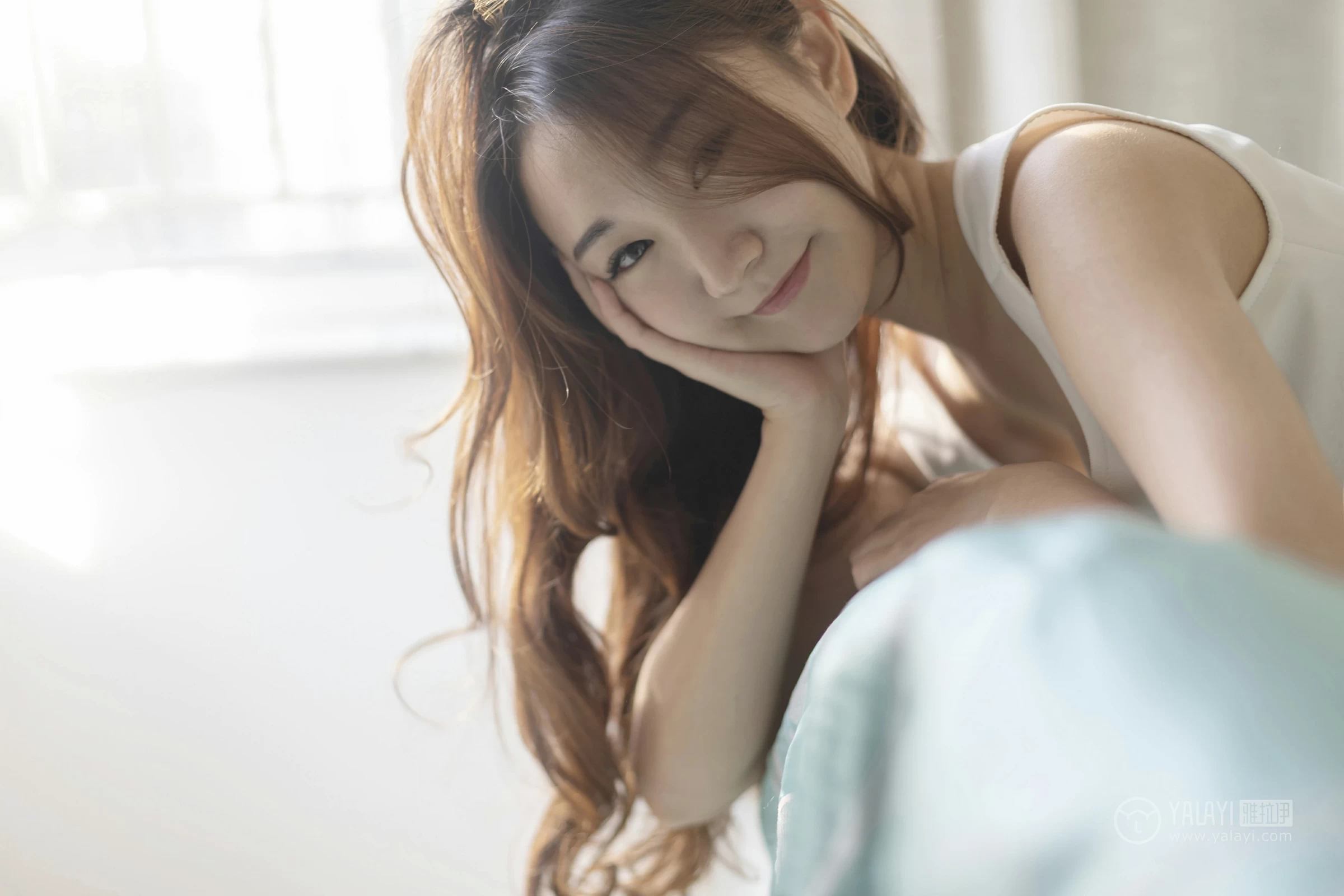 [YALAYI雅拉伊]No.212 白色星期六 丁煊彤 白色连身礼裙性感私房写真集第16张