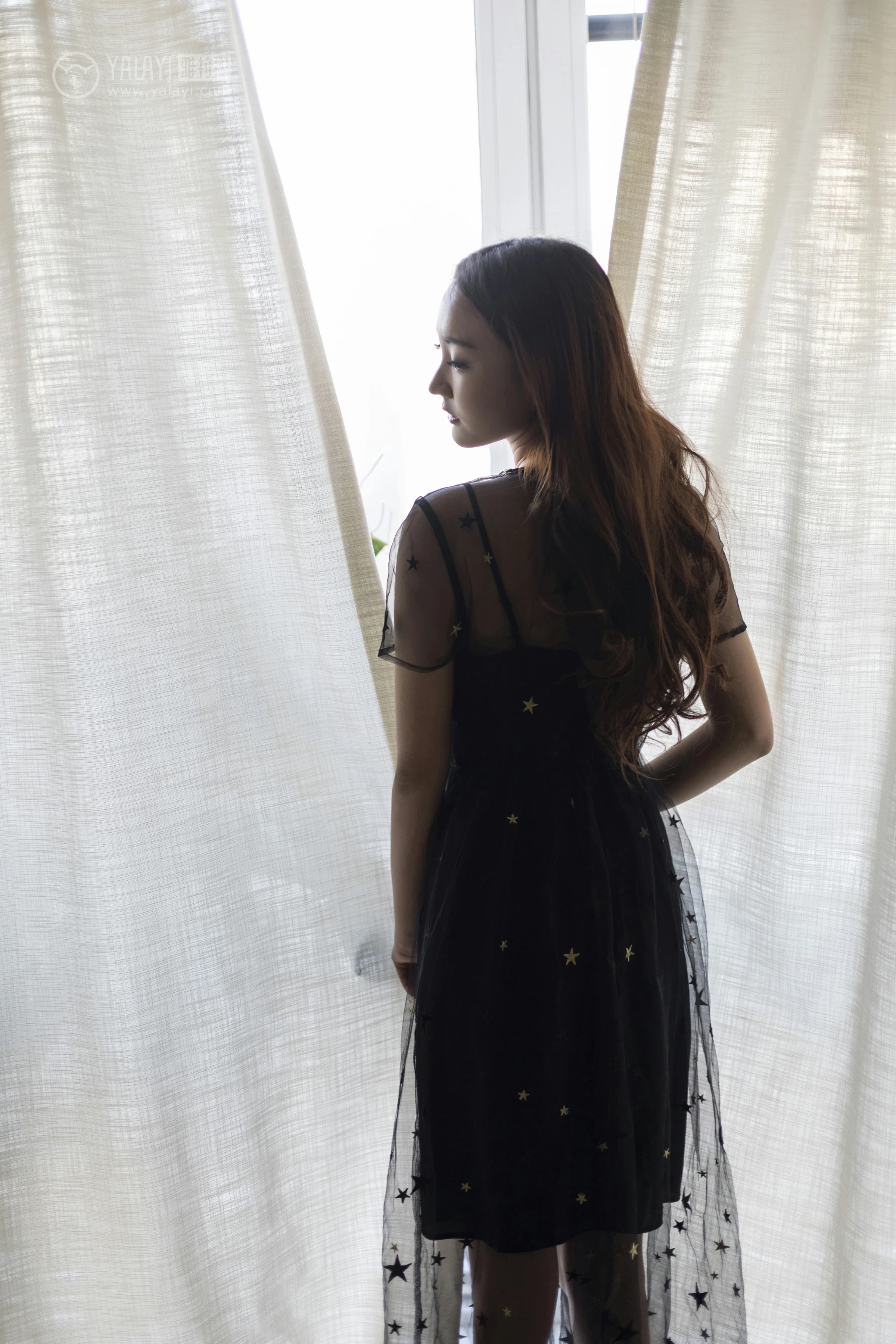 [YALAYI雅拉伊]No.220 等候 丁煊彤 黑色透视吊带连衣裙性感私房写真集第9张