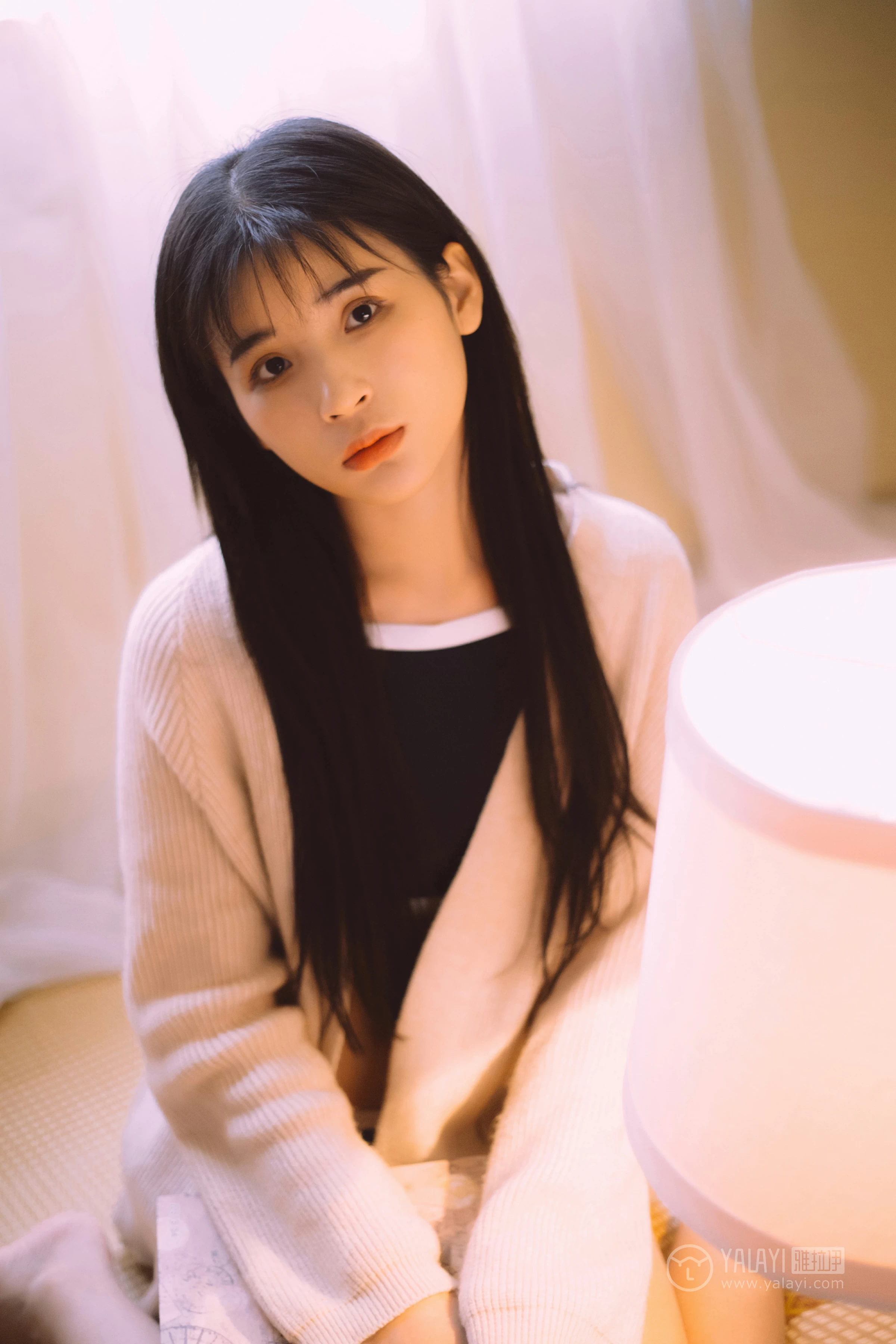 [YALAYI雅拉伊]No.222 如花似玉 阿惜 白色外套加蓝色内衣性感私房写真集第3张