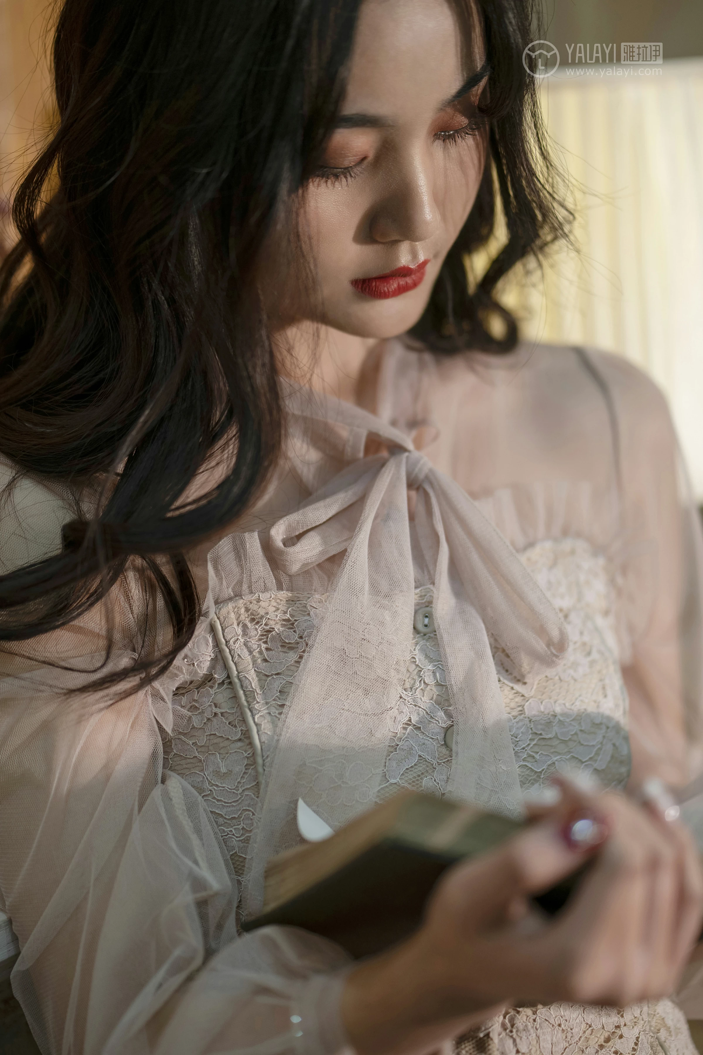 [YALAYI雅拉伊]No.227 蓝月 项兴咏 粉色透视镂空连衣裙性感私房写真集第3张