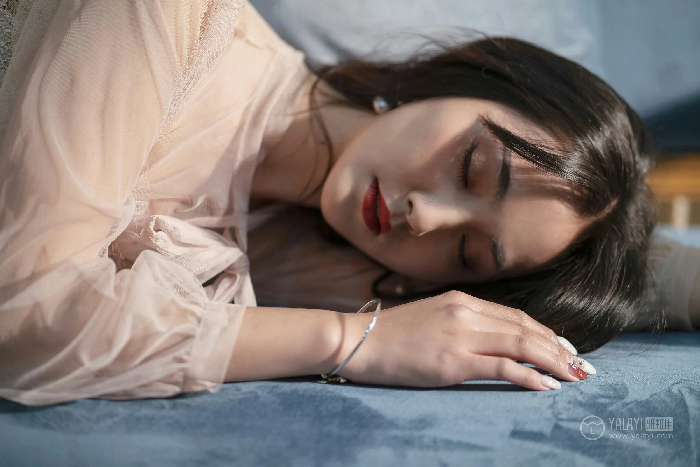 [YALAYI雅拉伊]No.227 蓝月 项兴咏 粉色透视镂空连衣裙性感私房写真集第4张