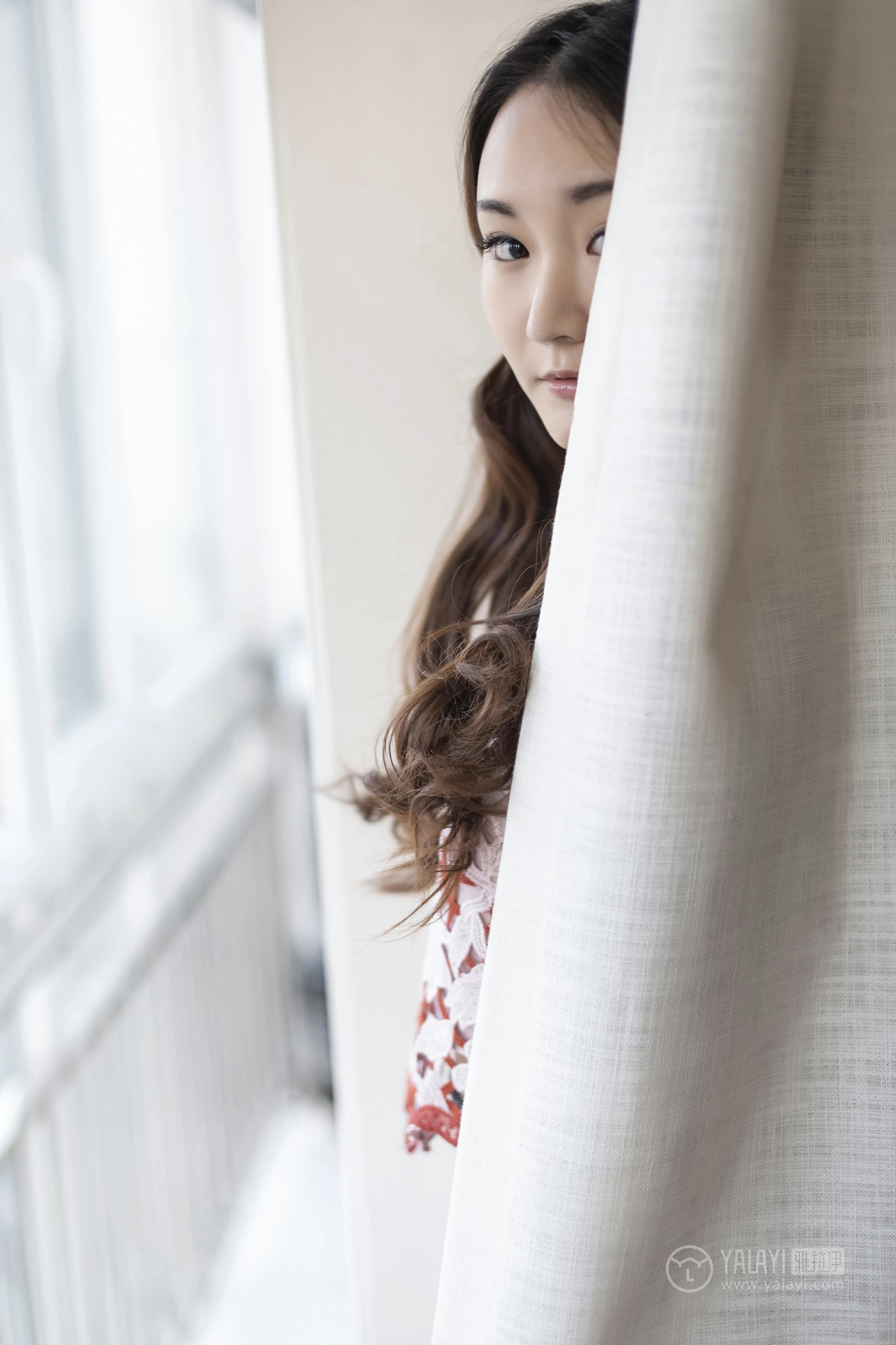 [YALAYI雅拉伊]No.231 《贤妻》 丁煊彤 红色吊带连衣裙居家性感私房写真集第8张