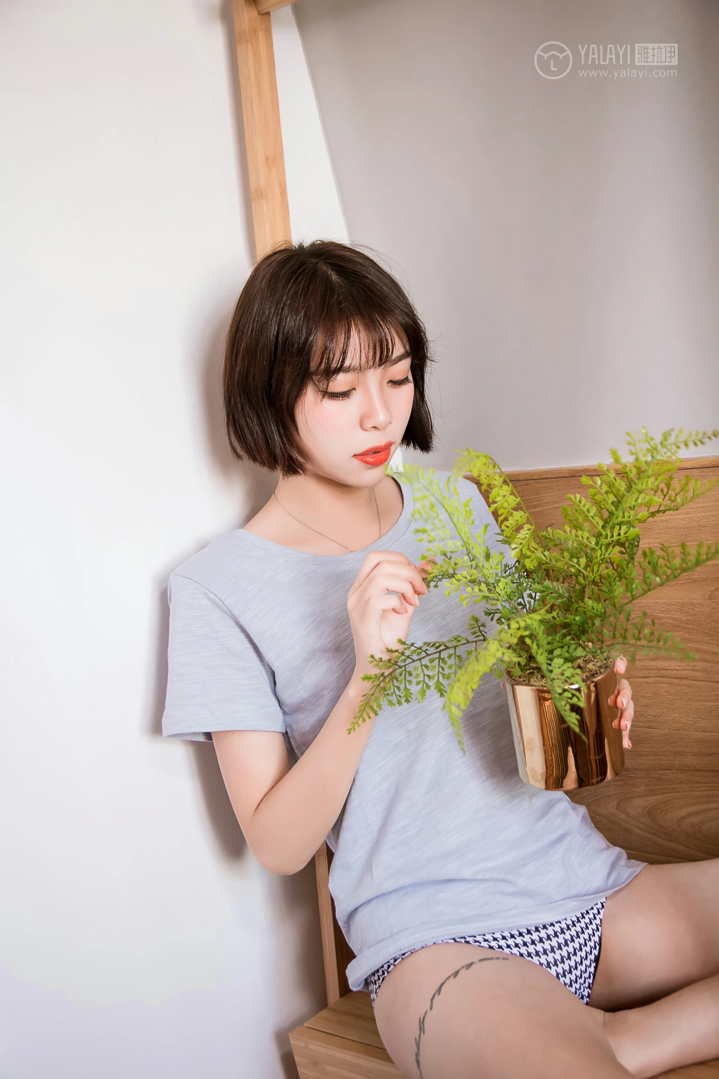 [YALAYI雅拉伊]No.232 《少女的早餐》 小杨 灰色短袖加格子内衣性感私房写真集第7张
