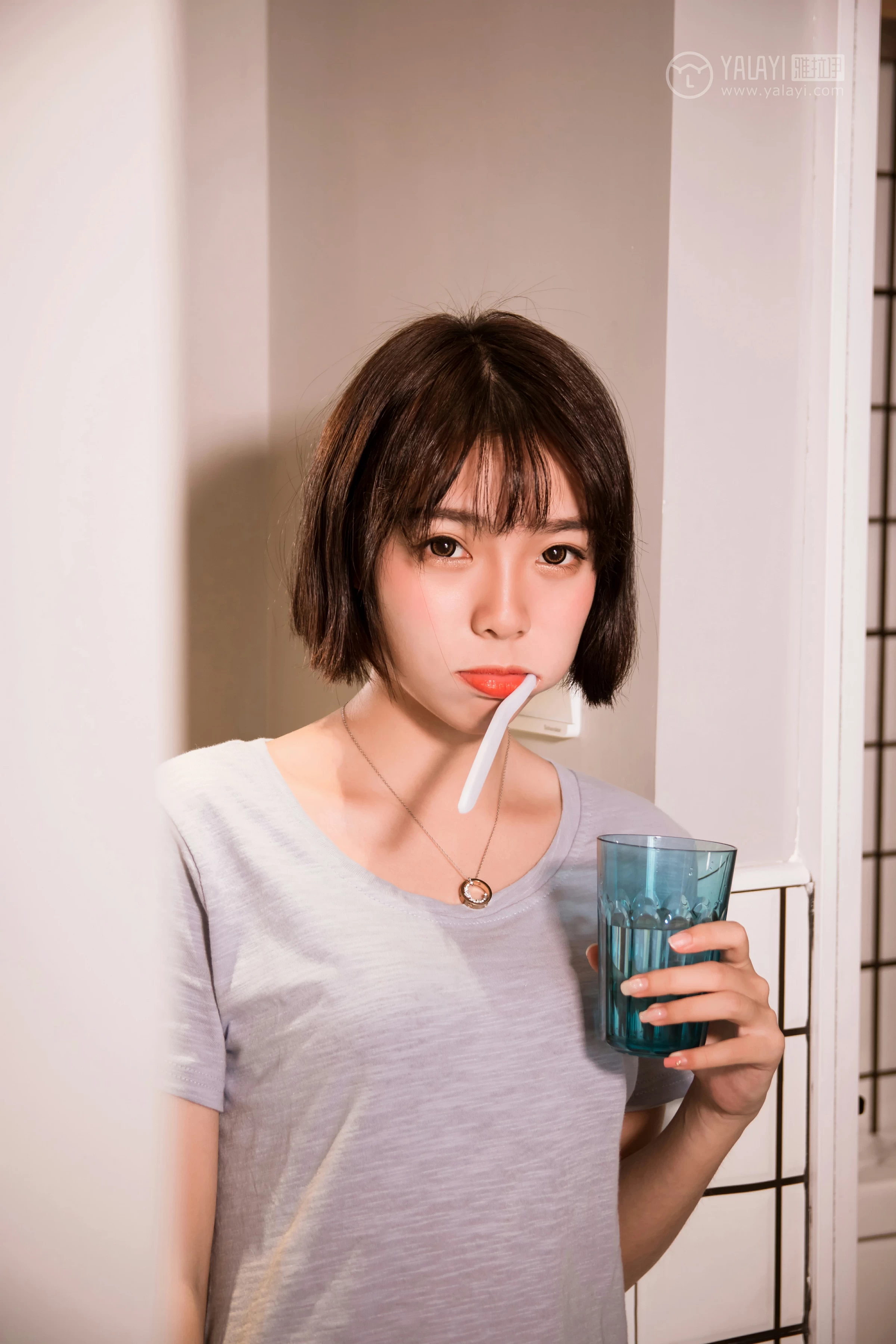 [YALAYI雅拉伊]No.232 《少女的早餐》 小杨 灰色短袖加格子内衣性感私房写真集第8张