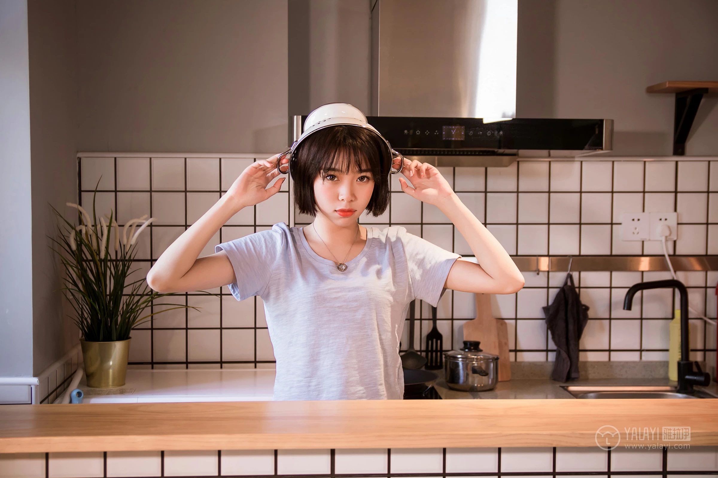 [YALAYI雅拉伊]No.232 《少女的早餐》 小杨 灰色短袖加格子内衣性感私房写真集第13张