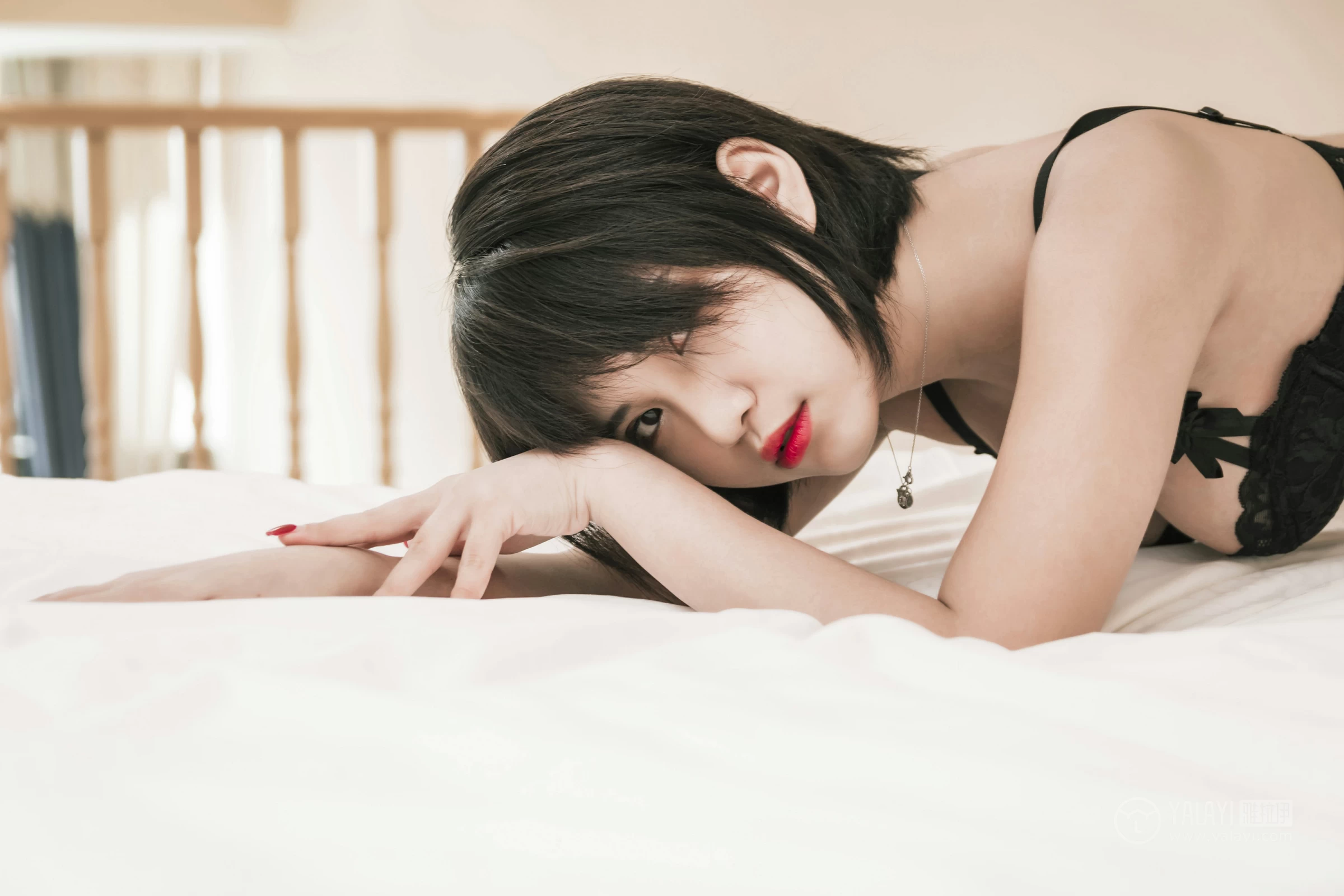 [YALAYI雅拉伊]No.240 黑蝴蝶 宝儿 黑色蕾丝内衣加黑色丝袜美腿性感私房写真集第2张