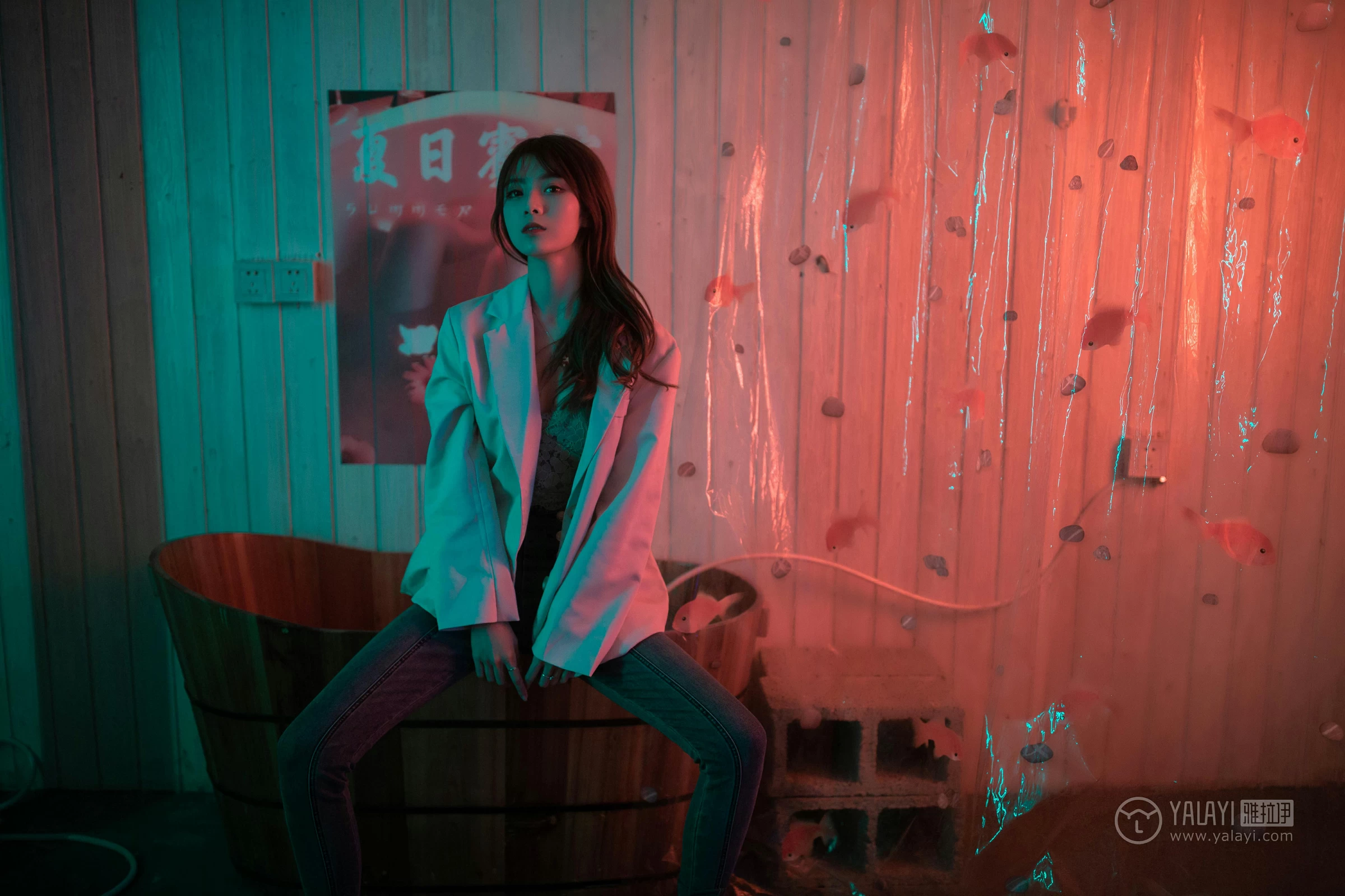 [YALAYI雅拉伊]No.245 无关痛痒 丸糯糯 米色外套与灰色蕾丝内衣加紧身牛仔裙裤性感私房写真集第13张