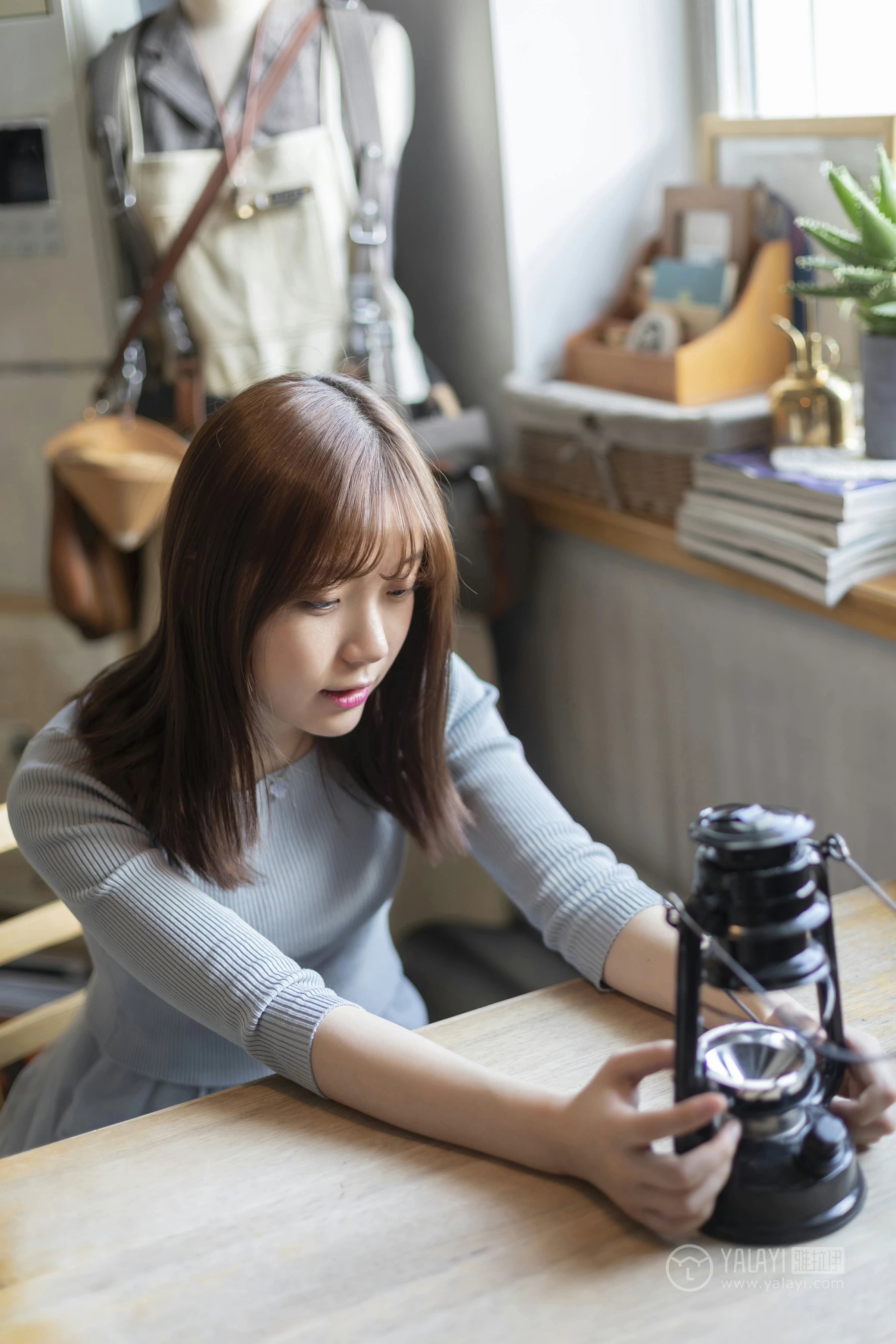 [YALAYI雅拉伊]No.249 看着你玩 刘开心 蓝色上衣加短裙清纯可爱私房写真集第15张