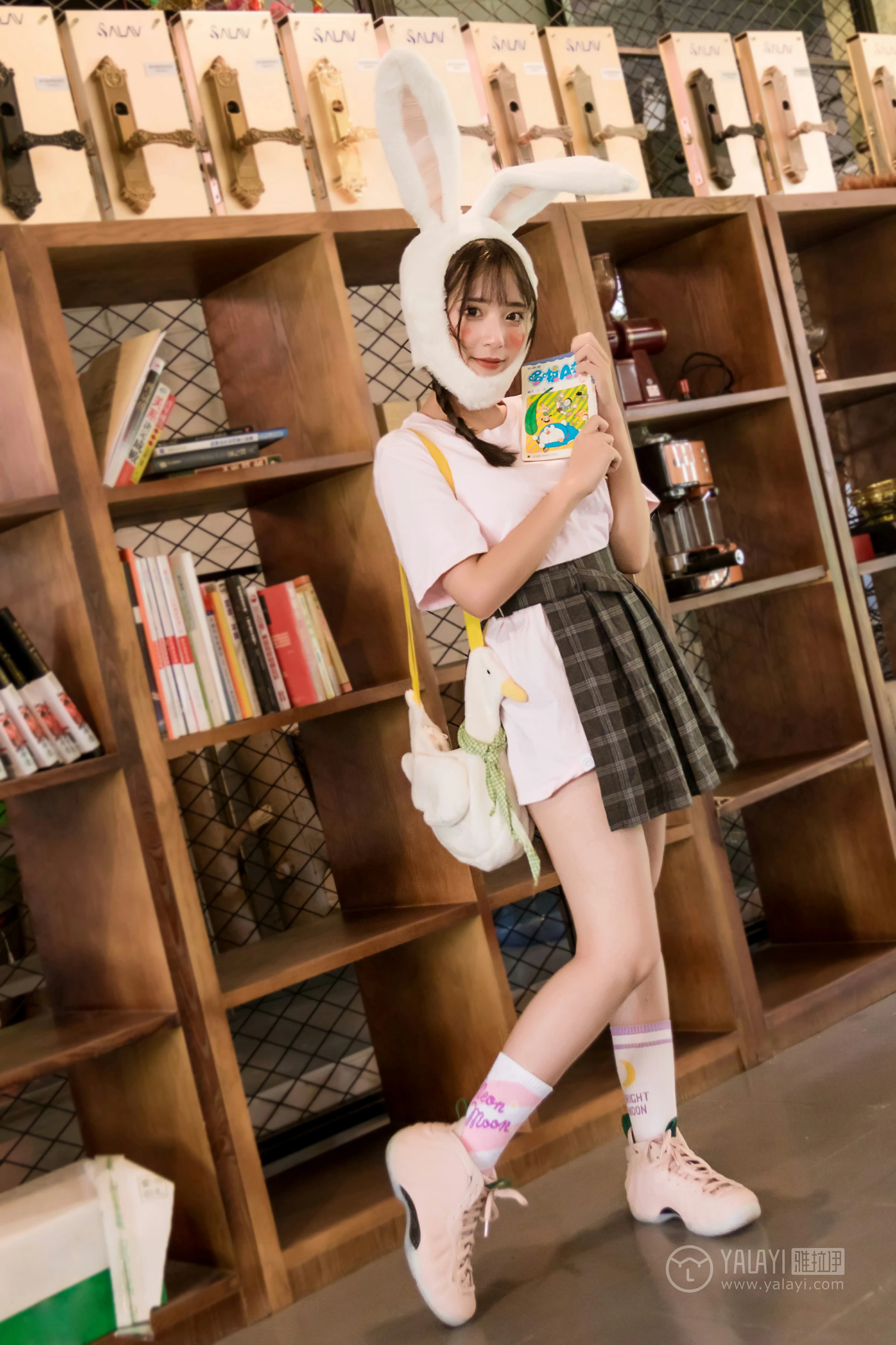 [YALAYI雅拉伊]No.251 小兔子乖乖 阿橙 粉色短袖加灰色格子短裙清纯可爱私房写真集第2张
