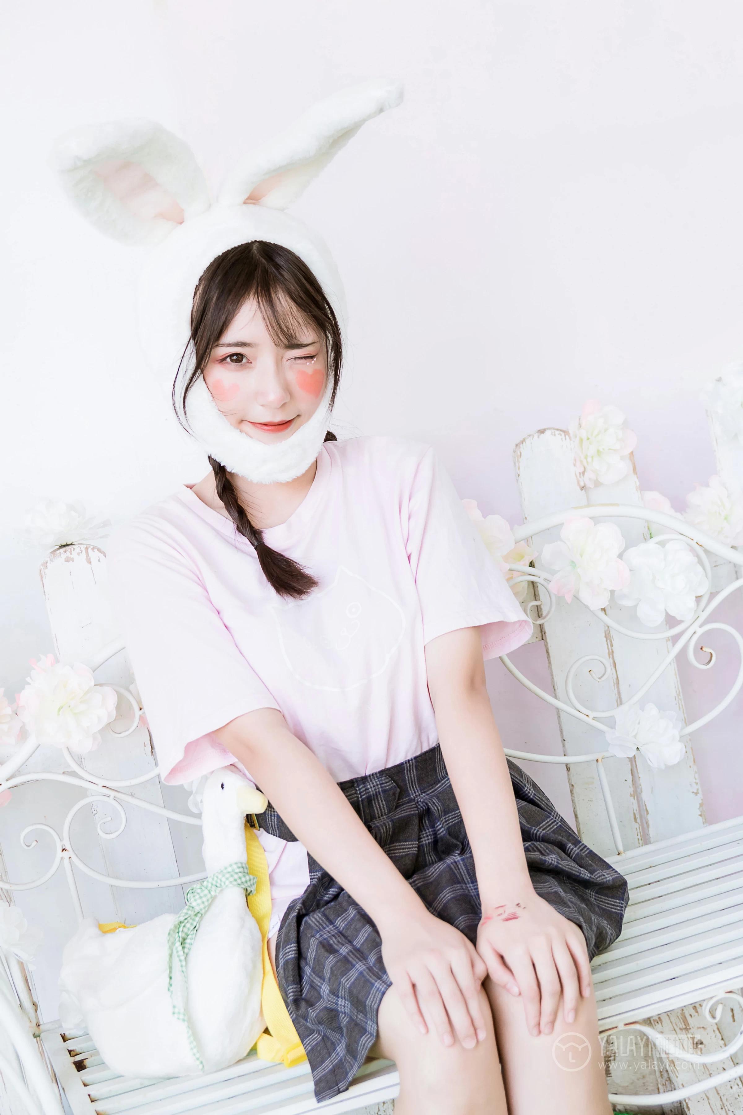 [YALAYI雅拉伊]No.251 小兔子乖乖 阿橙 粉色短袖加灰色格子短裙清纯可爱私房写真集第12张