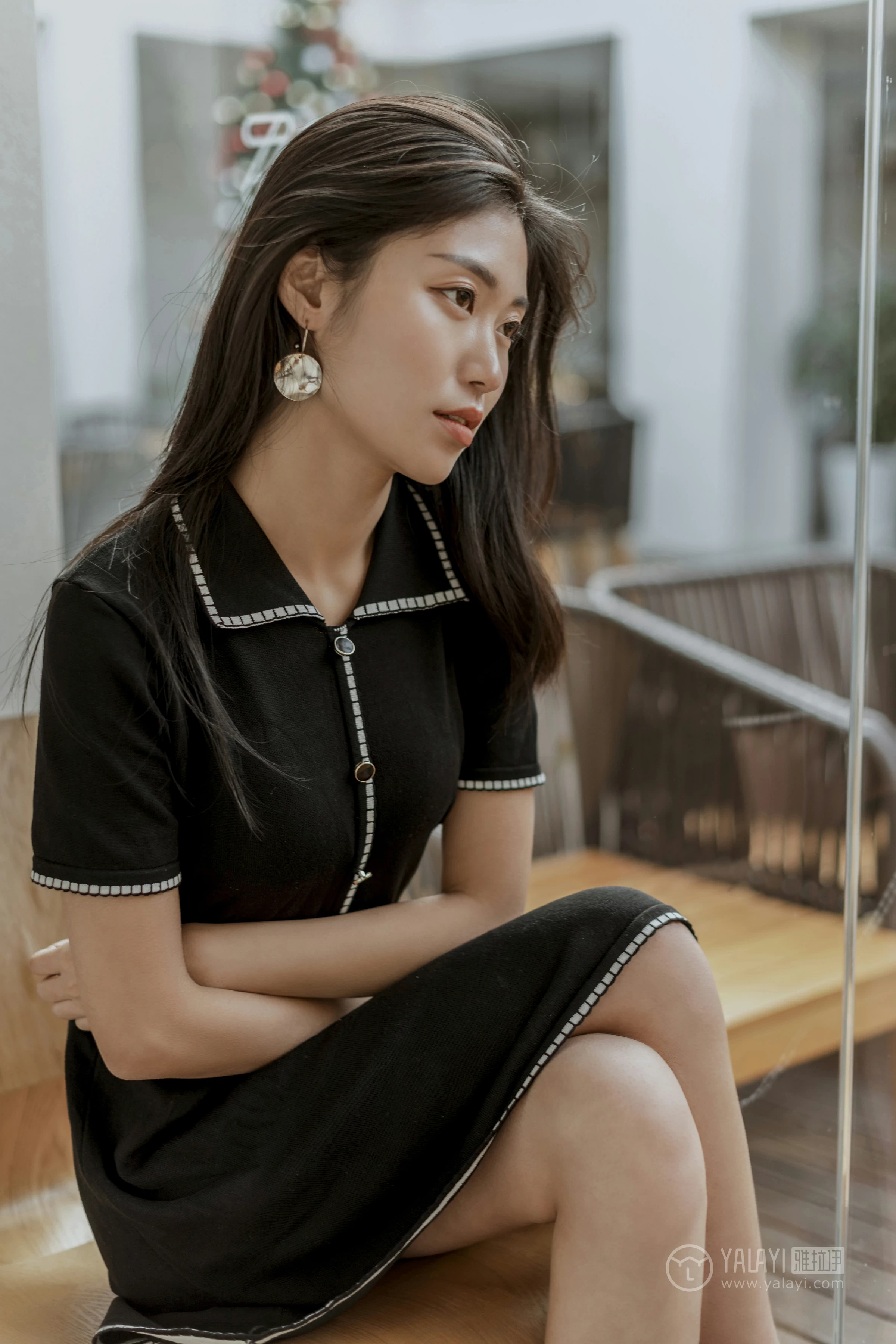 [YALAYI雅拉伊]No.255 款款情深 乔妹儿 黑色收腰连衣裙居家私房写真集第4张