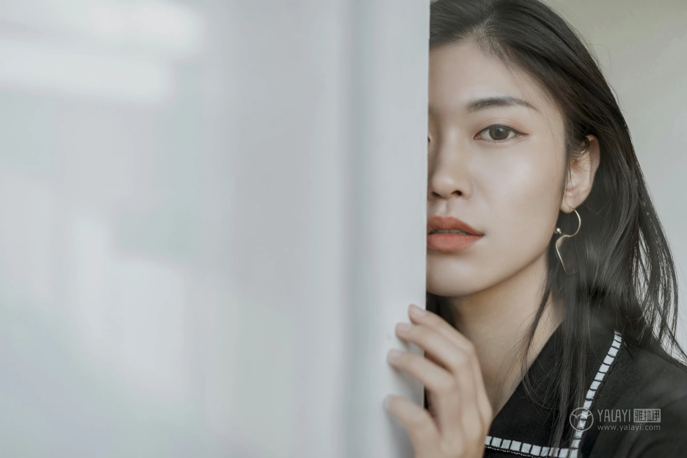 [YALAYI雅拉伊]No.255 款款情深 乔妹儿 黑色收腰连衣裙居家私房写真集第12张