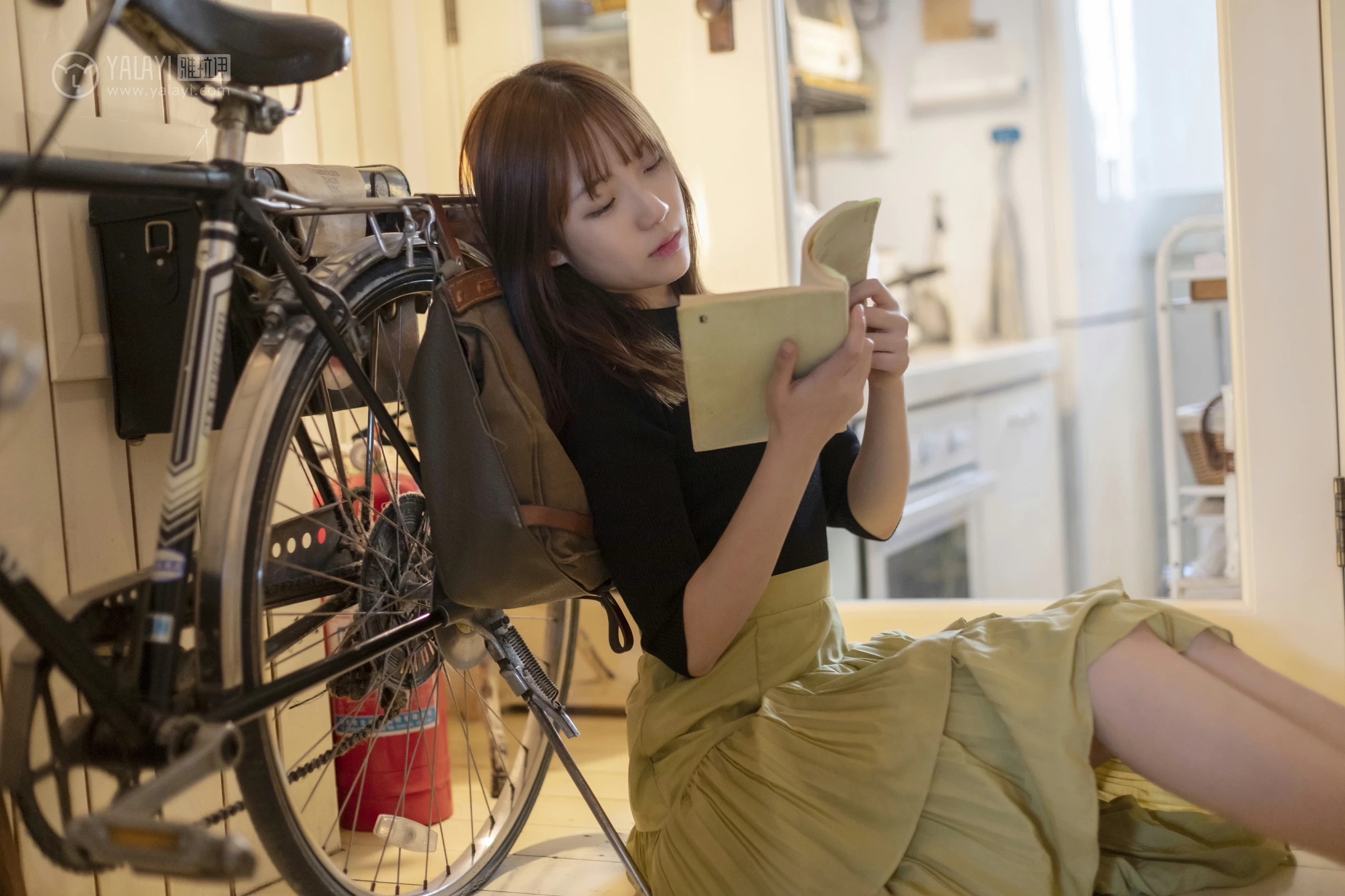 [YALAYI雅拉伊]No.265 旧情 刘开心 黑色紧身上衣加橙色短裙性感私房写真集第13张