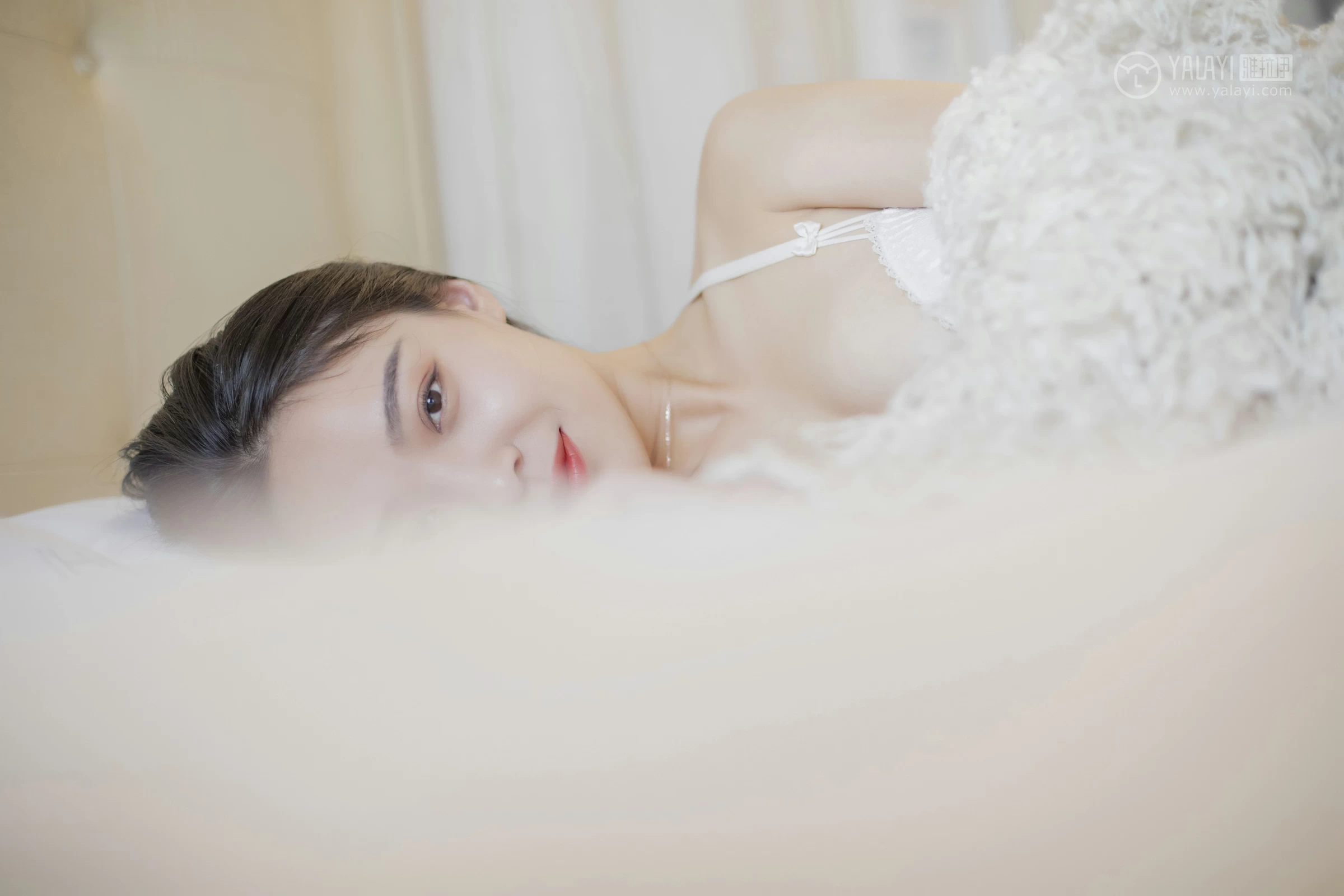[YALAYI雅拉伊]No.281 你的样子 楚薇 米色睡衣加白色蕾丝内衣性感私房写真集第9张