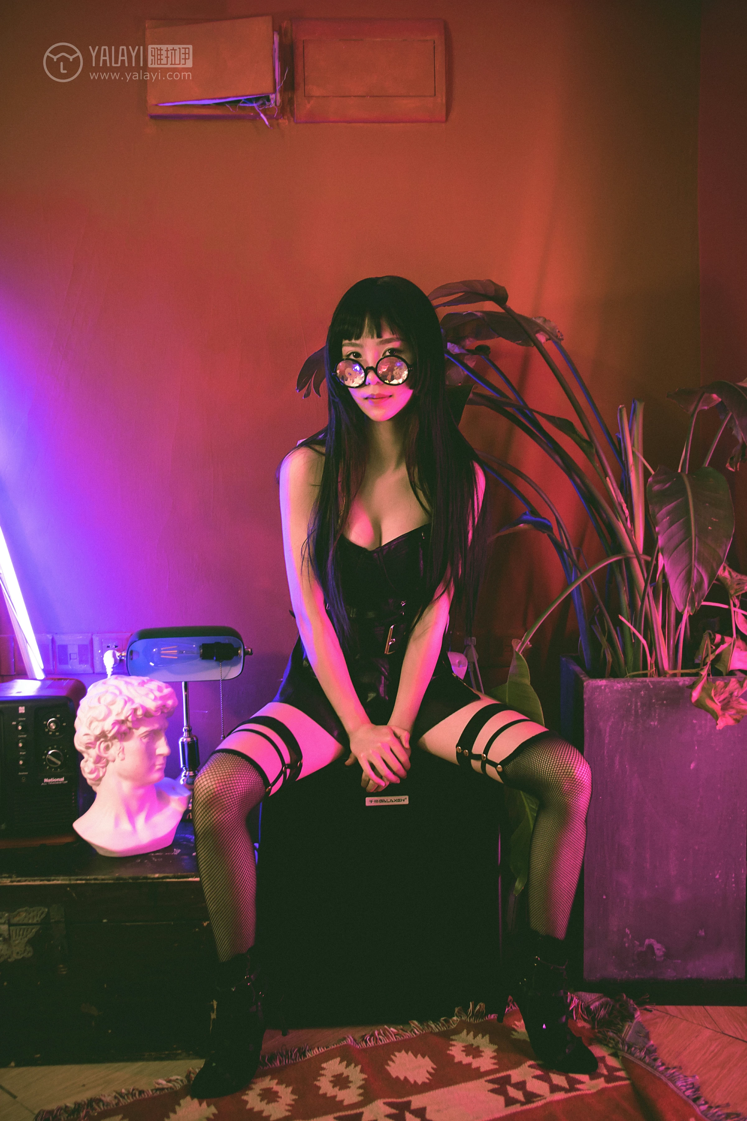 [YALAYI雅拉伊] No.275 霓虹 抖抖儿 黑色塑身上衣与短裙加黑色丝袜美腿性感私房写真集第12张