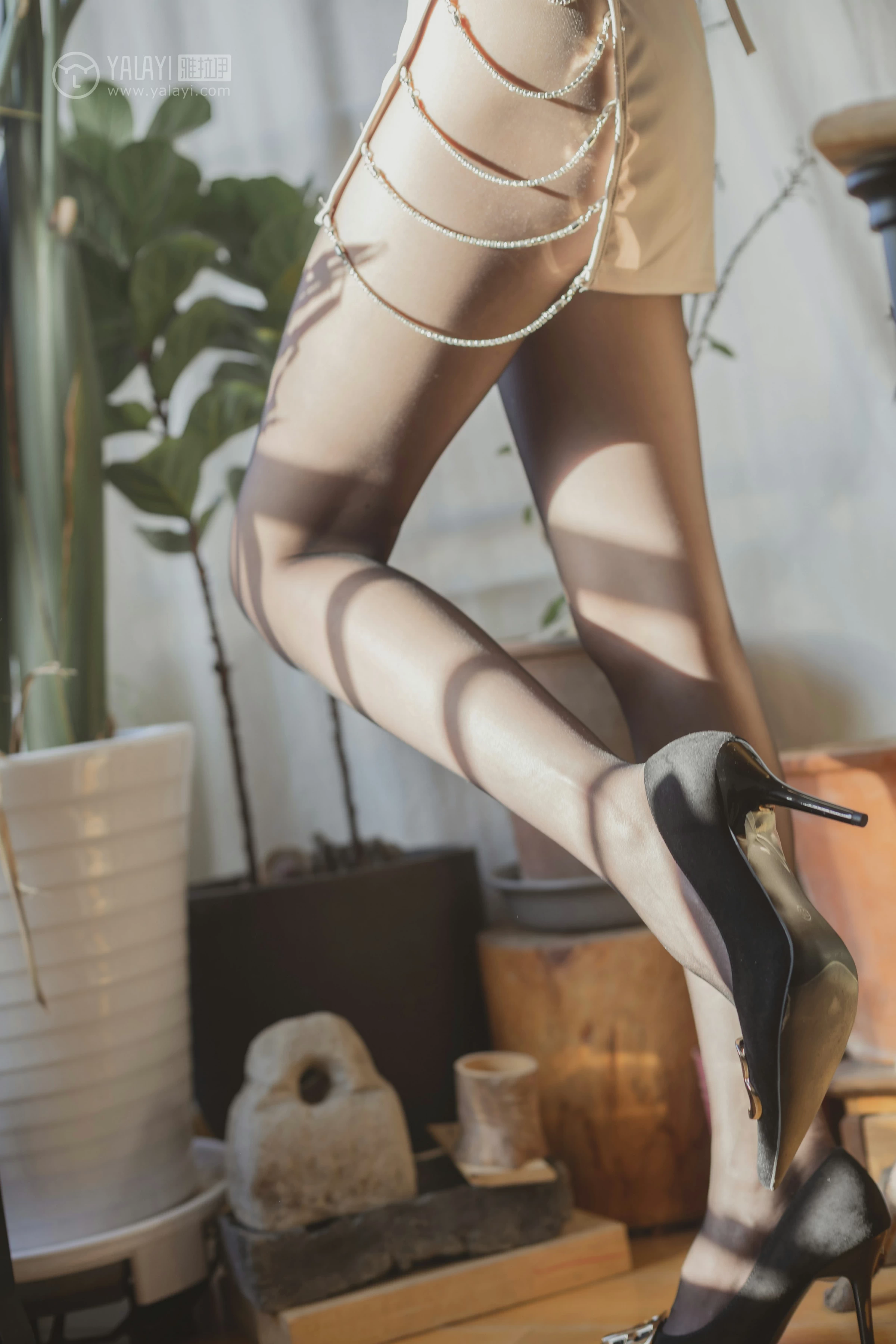 [YALAYI雅拉伊]No.299 香蜜 凉儿 米色裸背连身裙加黑色丝袜美腿性感私房写真集第9张