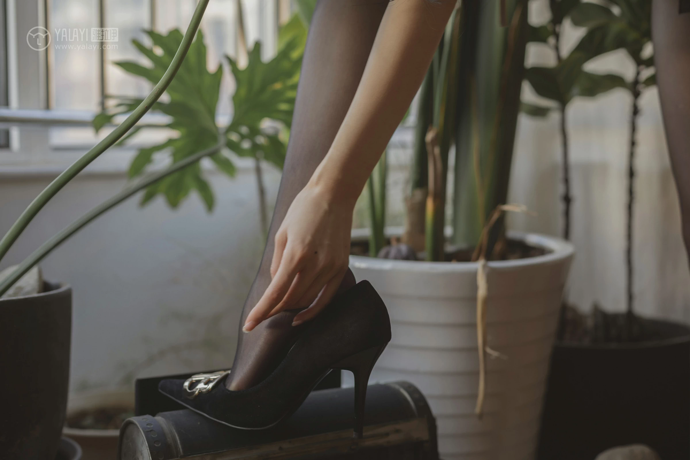 [YALAYI雅拉伊]No.299 香蜜 凉儿 米色裸背连身裙加黑色丝袜美腿性感私房写真集第14张