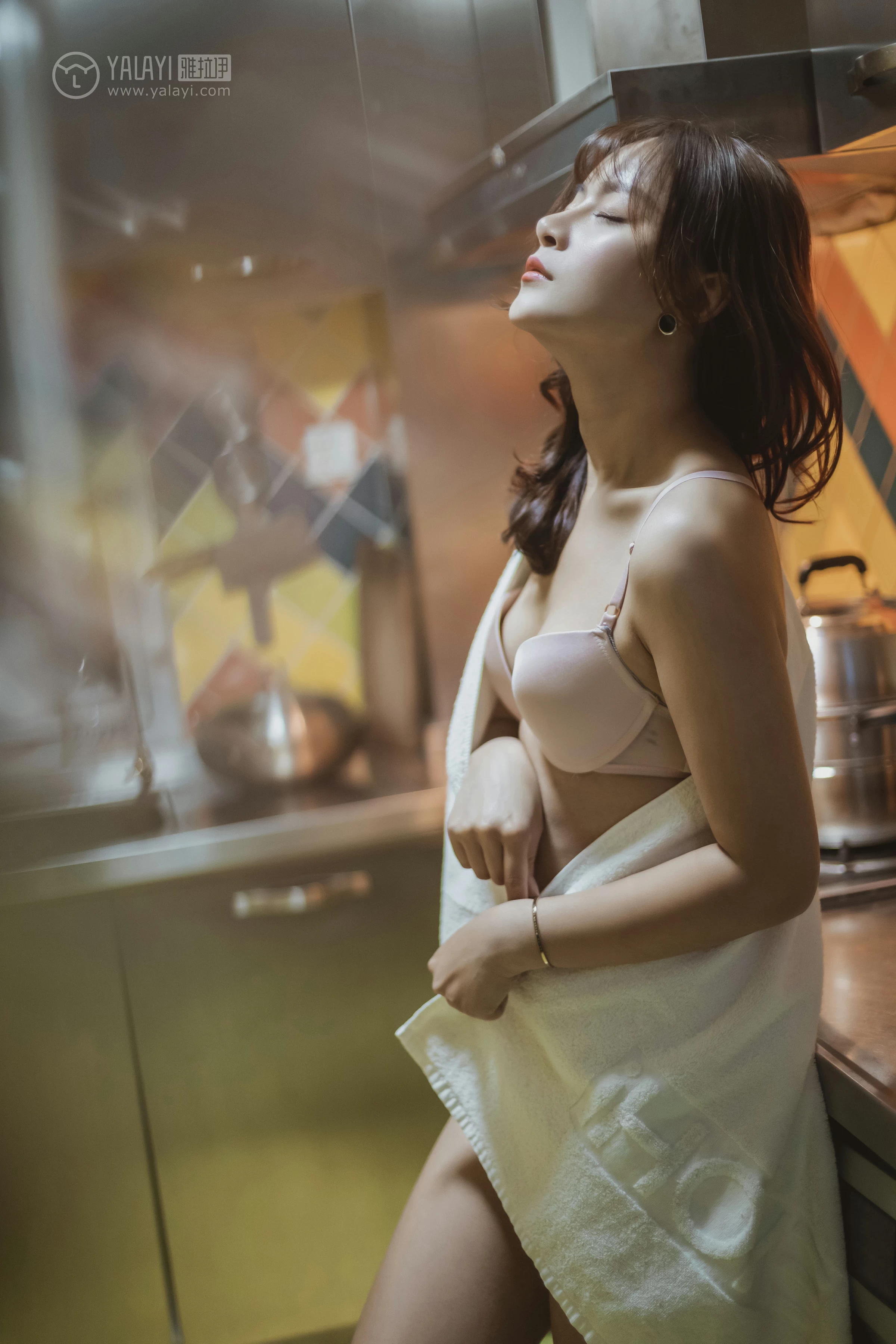 [YALAYI雅拉伊]No.301 角落里 芷琳 白色浴袍加粉色内衣性感私房写真集第4张