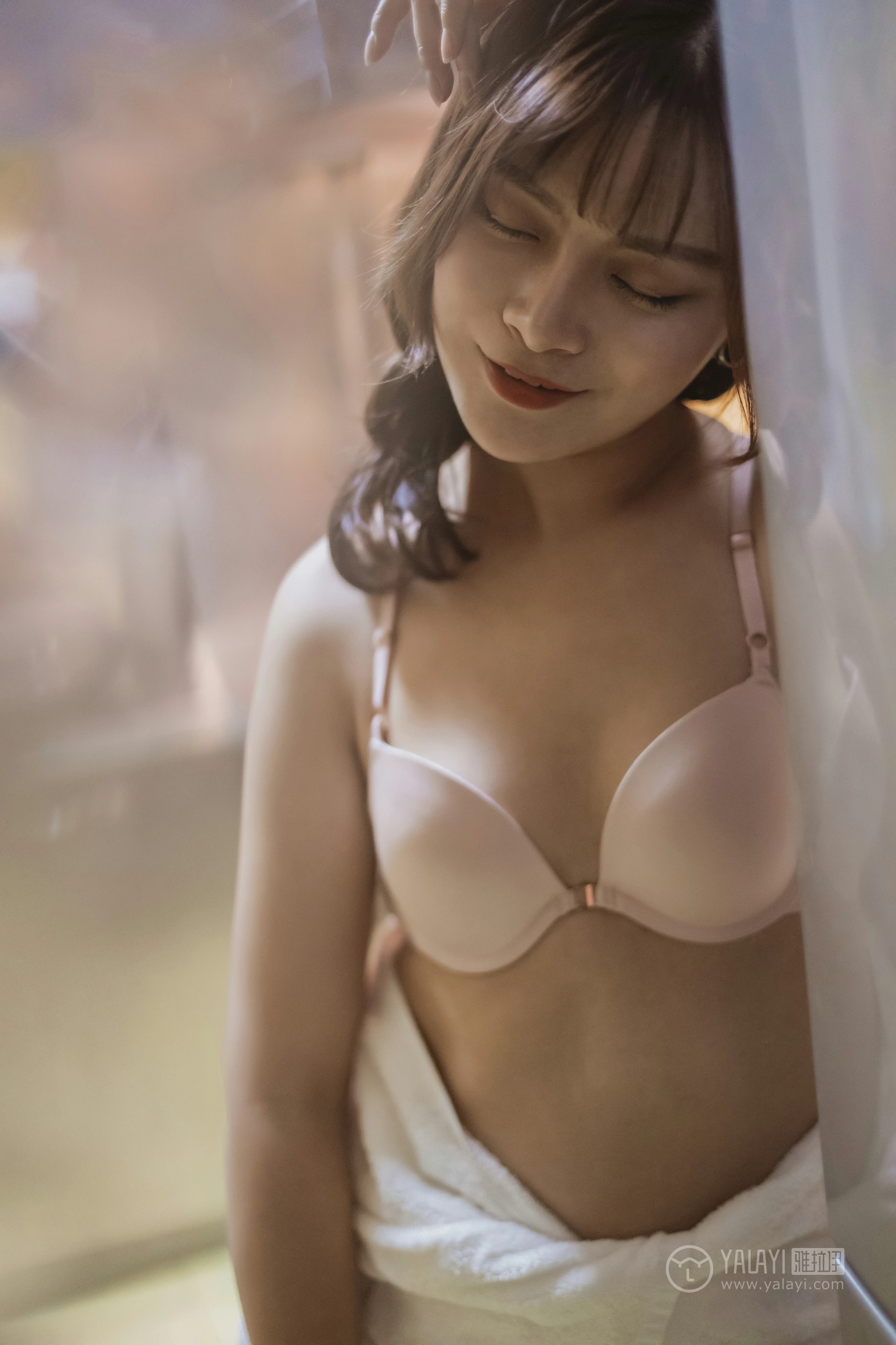 [YALAYI雅拉伊]No.301 角落里 芷琳 白色浴袍加粉色内衣性感私房写真集第7张