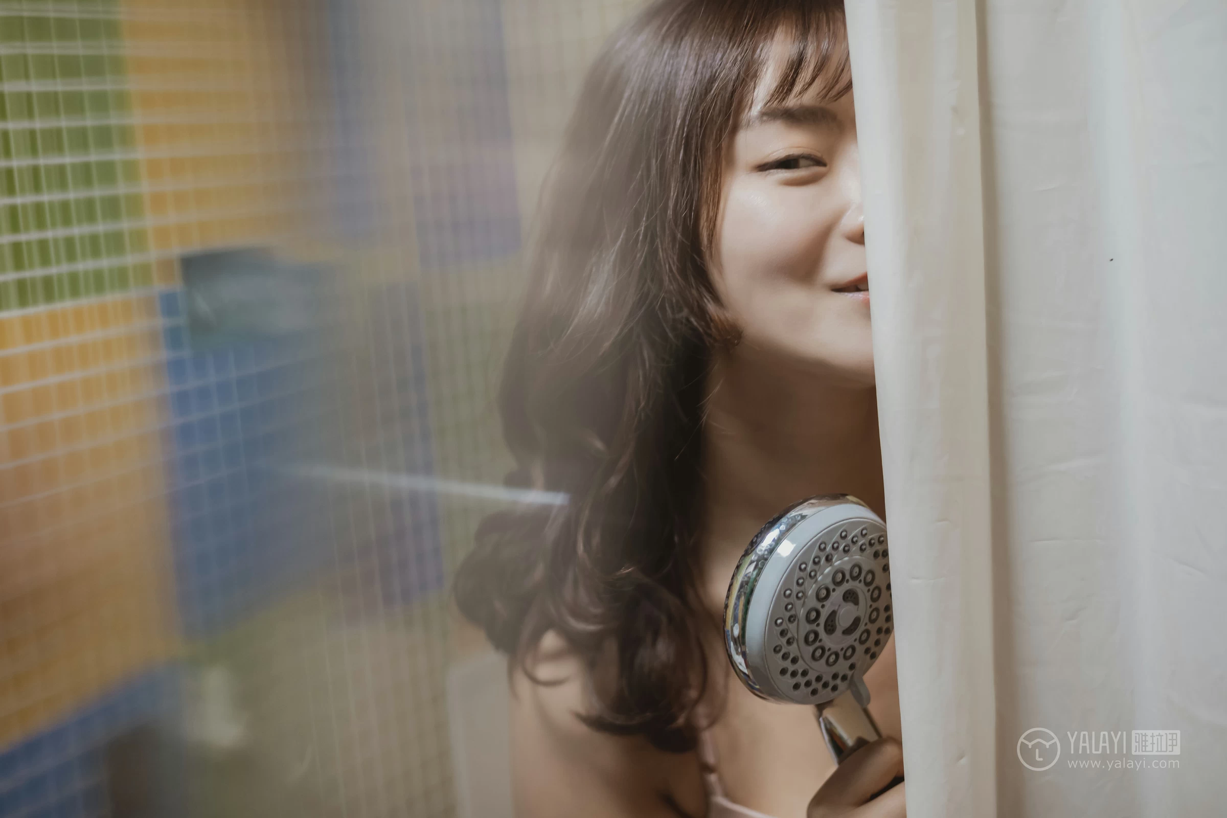 [YALAYI雅拉伊]No.301 角落里 芷琳 白色浴袍加粉色内衣性感私房写真集第13张