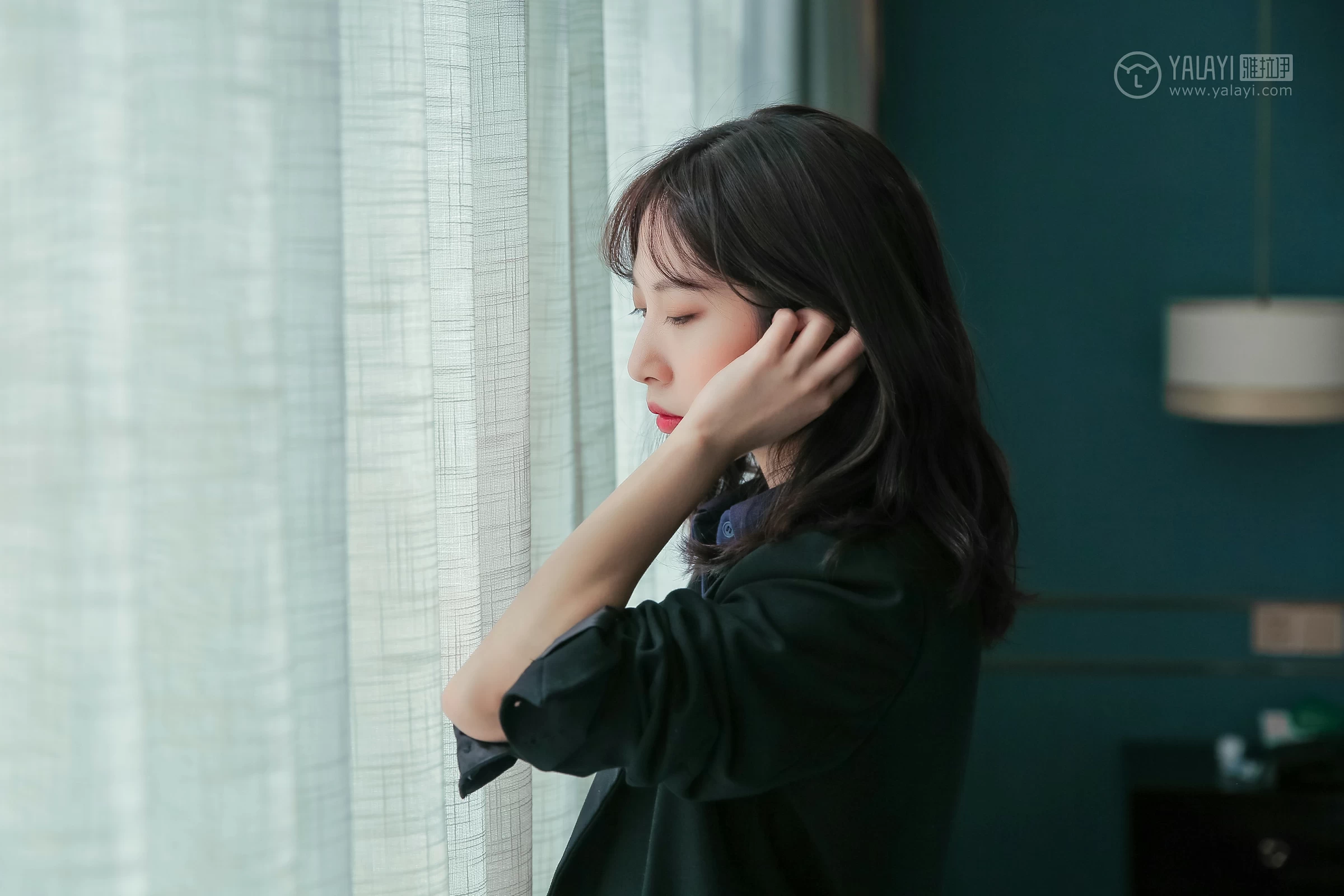 [YALAYI雅拉伊]No.308 蓝色房子 蓝心 黑色外套加蓝色连身制服裙性感私房写真集第3张