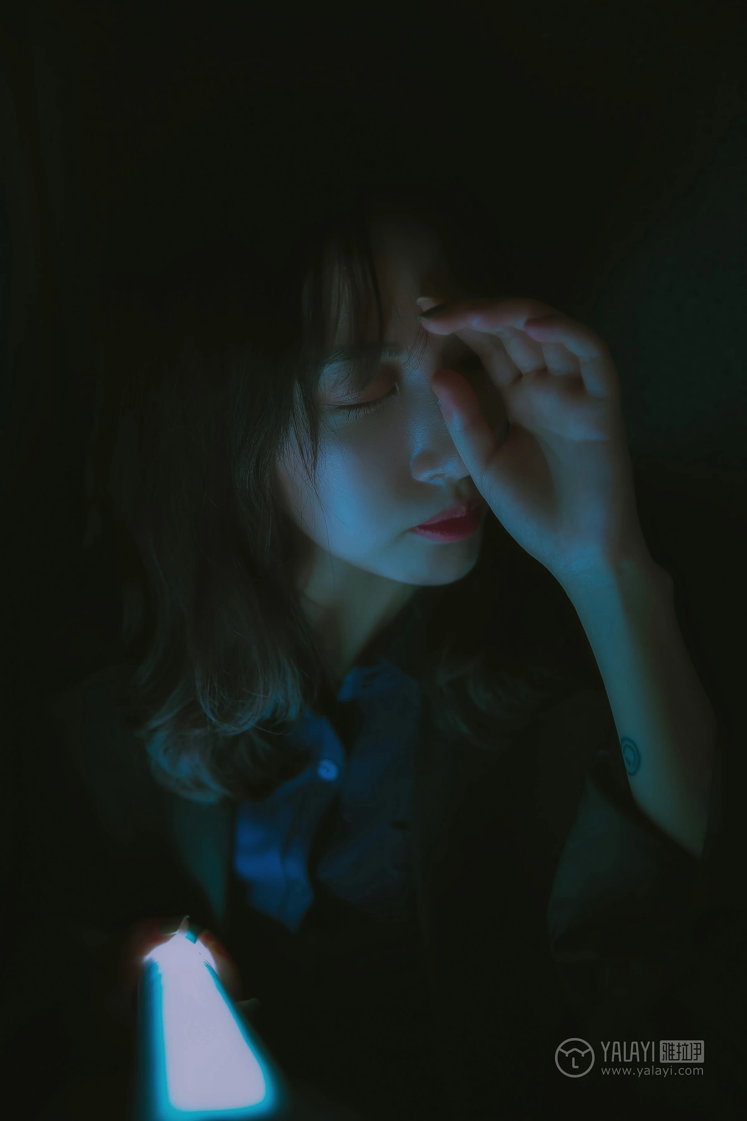 [YALAYI雅拉伊]No.308 蓝色房子 蓝心 黑色外套加蓝色连身制服裙性感私房写真集第9张