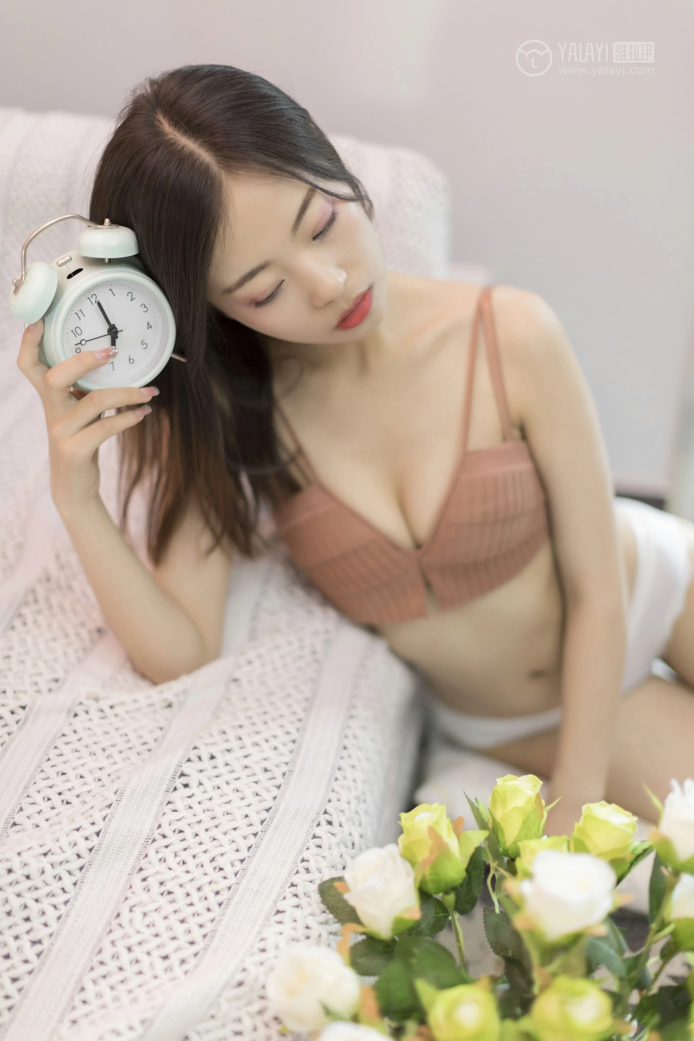 [YALAYI雅拉伊]No.320 少女与玫瑰 高若童 粉色内衣加白色蕾丝内裤性感私房写真集第5张