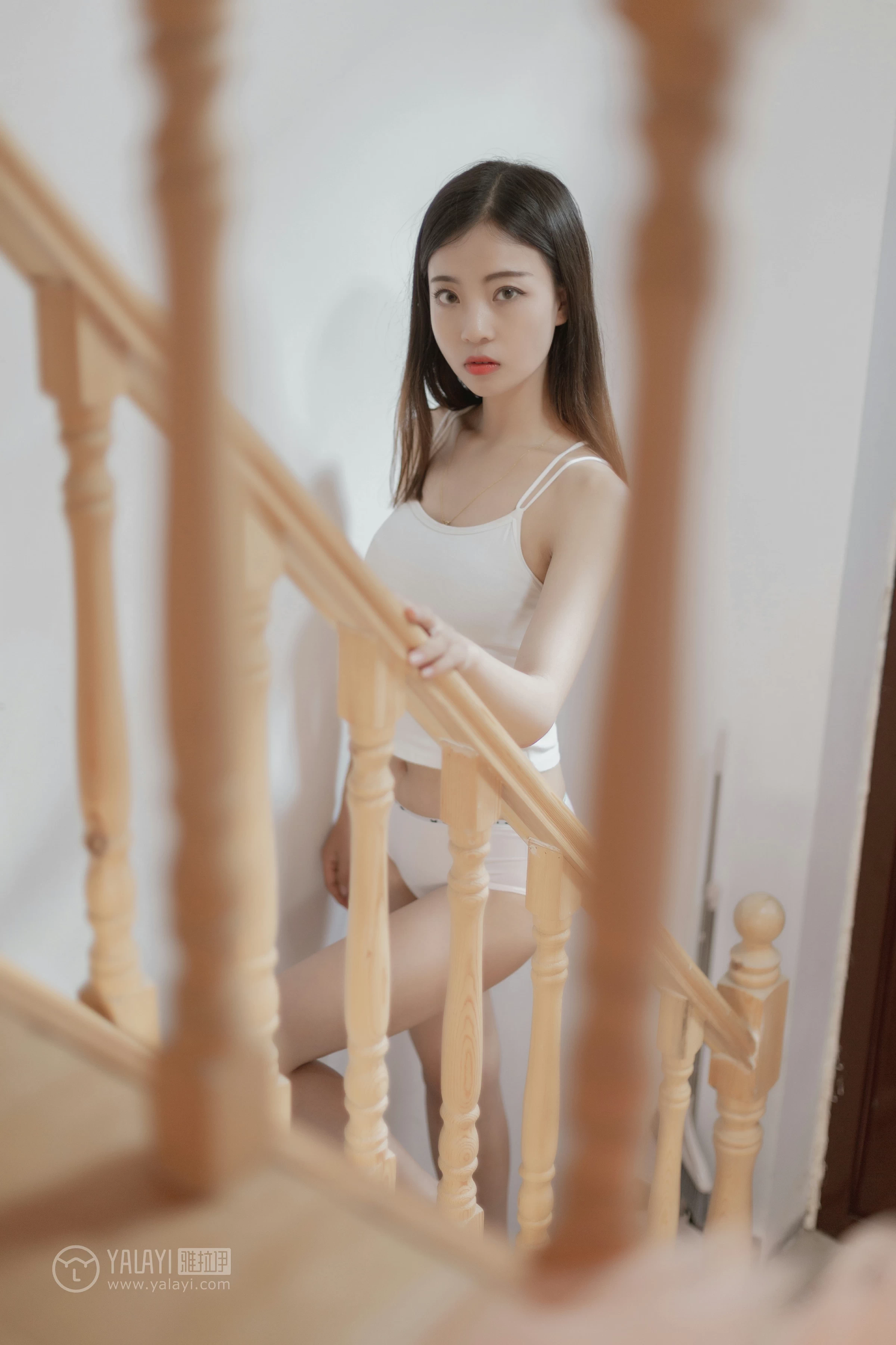 [YALAYI雅拉伊]No.327 粉色恋爱季 高若童 白色性感小背心加白色内衣居家私房写真集第2张