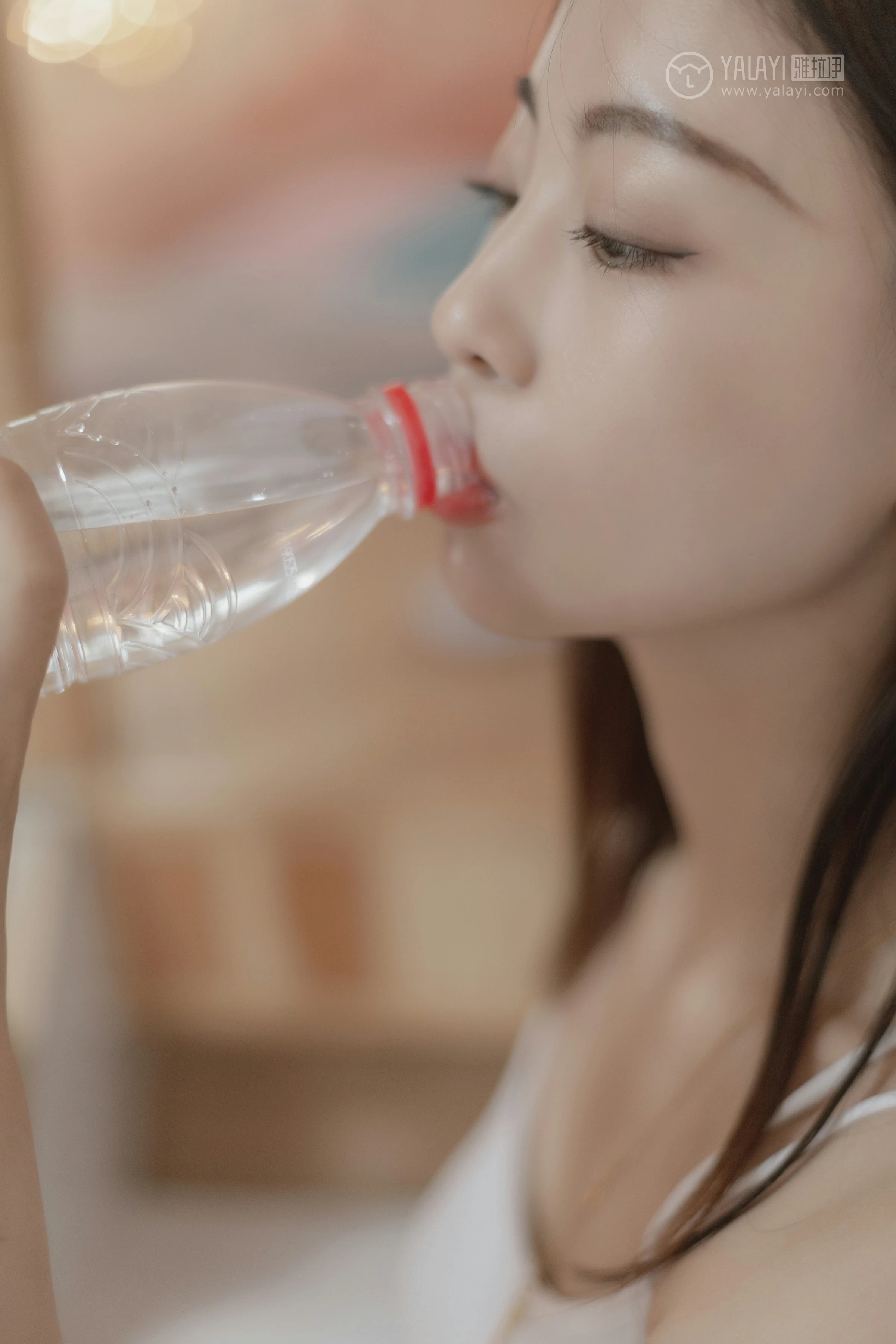 [YALAYI雅拉伊]No.327 粉色恋爱季 高若童 白色性感小背心加白色内衣居家私房写真集第1张