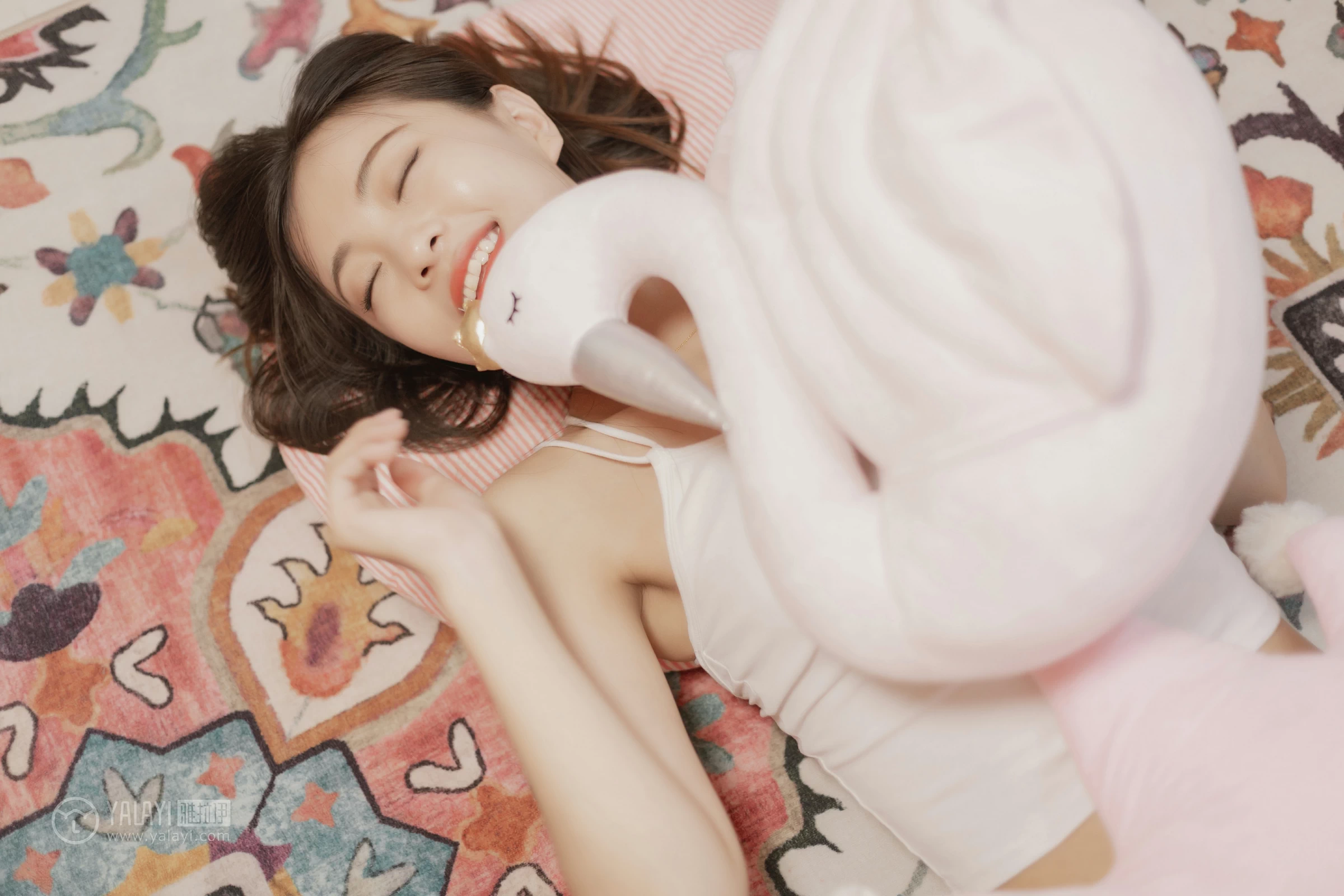 [YALAYI雅拉伊]No.327 粉色恋爱季 高若童 白色性感小背心加白色内衣居家私房写真集第6张