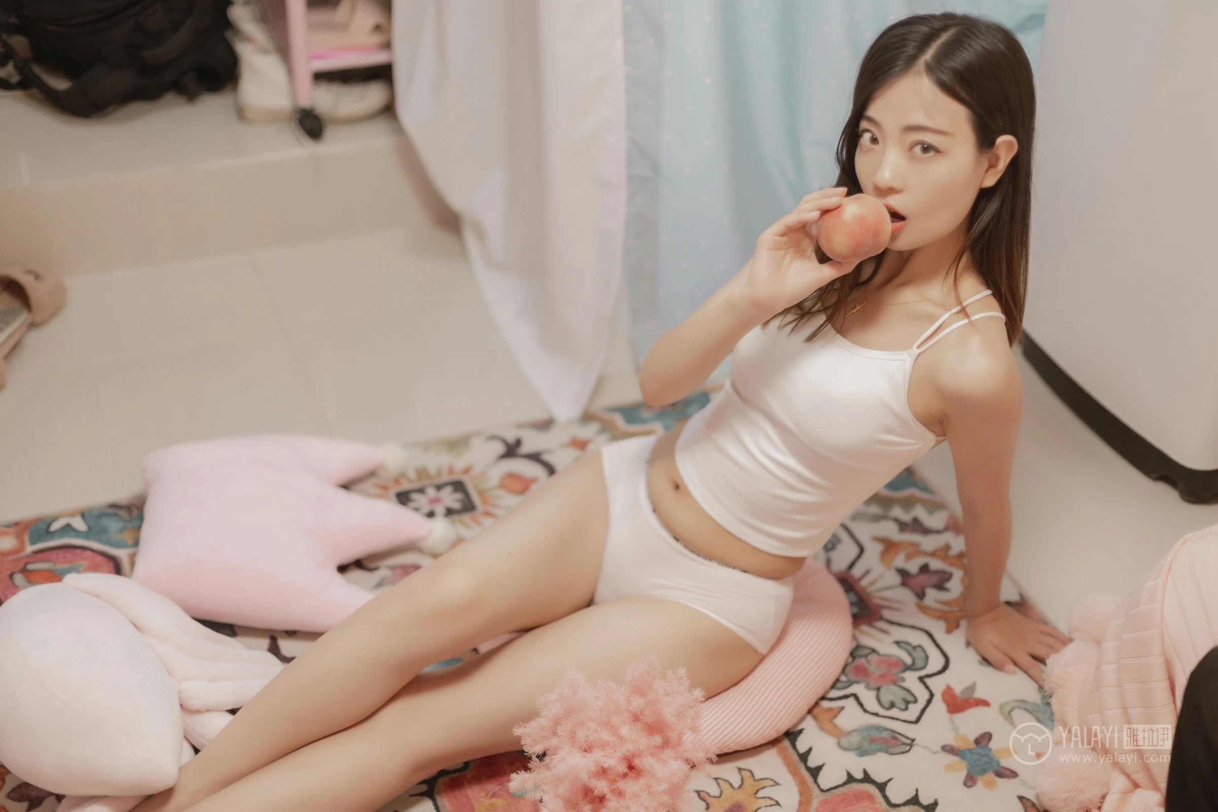 [YALAYI雅拉伊]No.327 粉色恋爱季 高若童 白色性感小背心加白色内衣居家私房写真集第9张