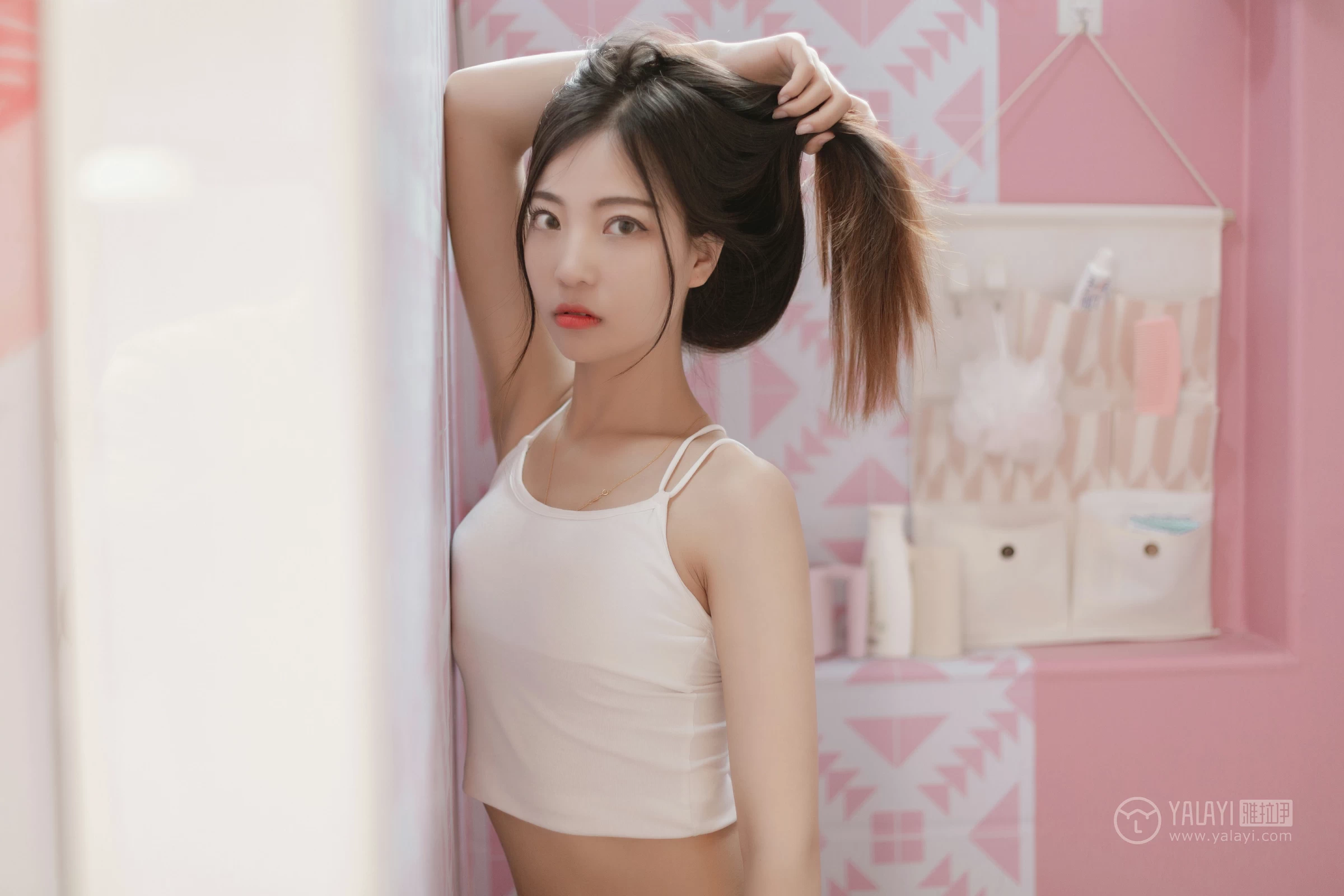 [YALAYI雅拉伊]No.327 粉色恋爱季 高若童 白色性感小背心加白色内衣居家私房写真集第14张