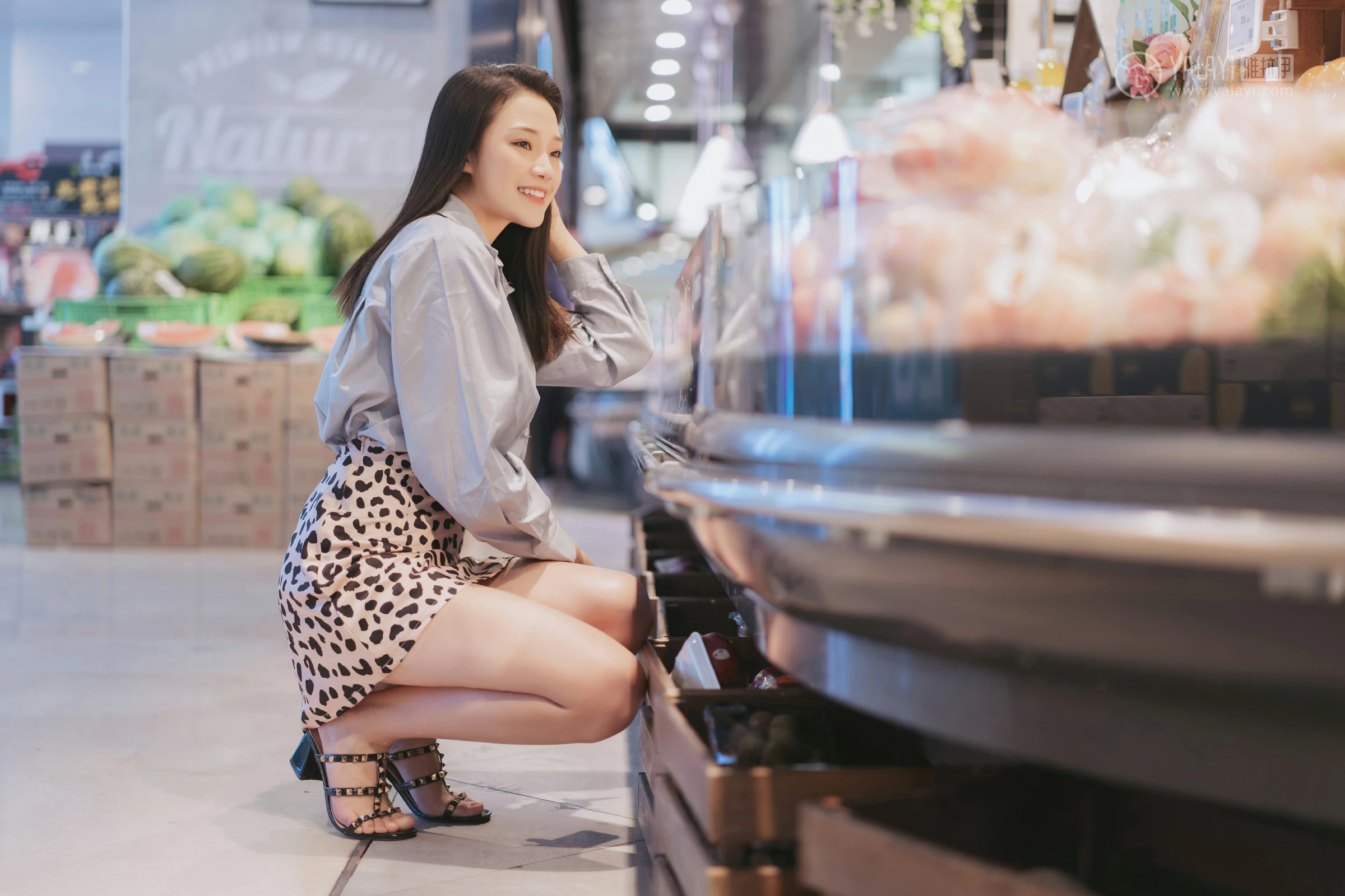 [YALAYI雅拉伊]No.330 假日出行 洋儿 蓝色衬衫加豹纹短裙性感私房写真集第9张