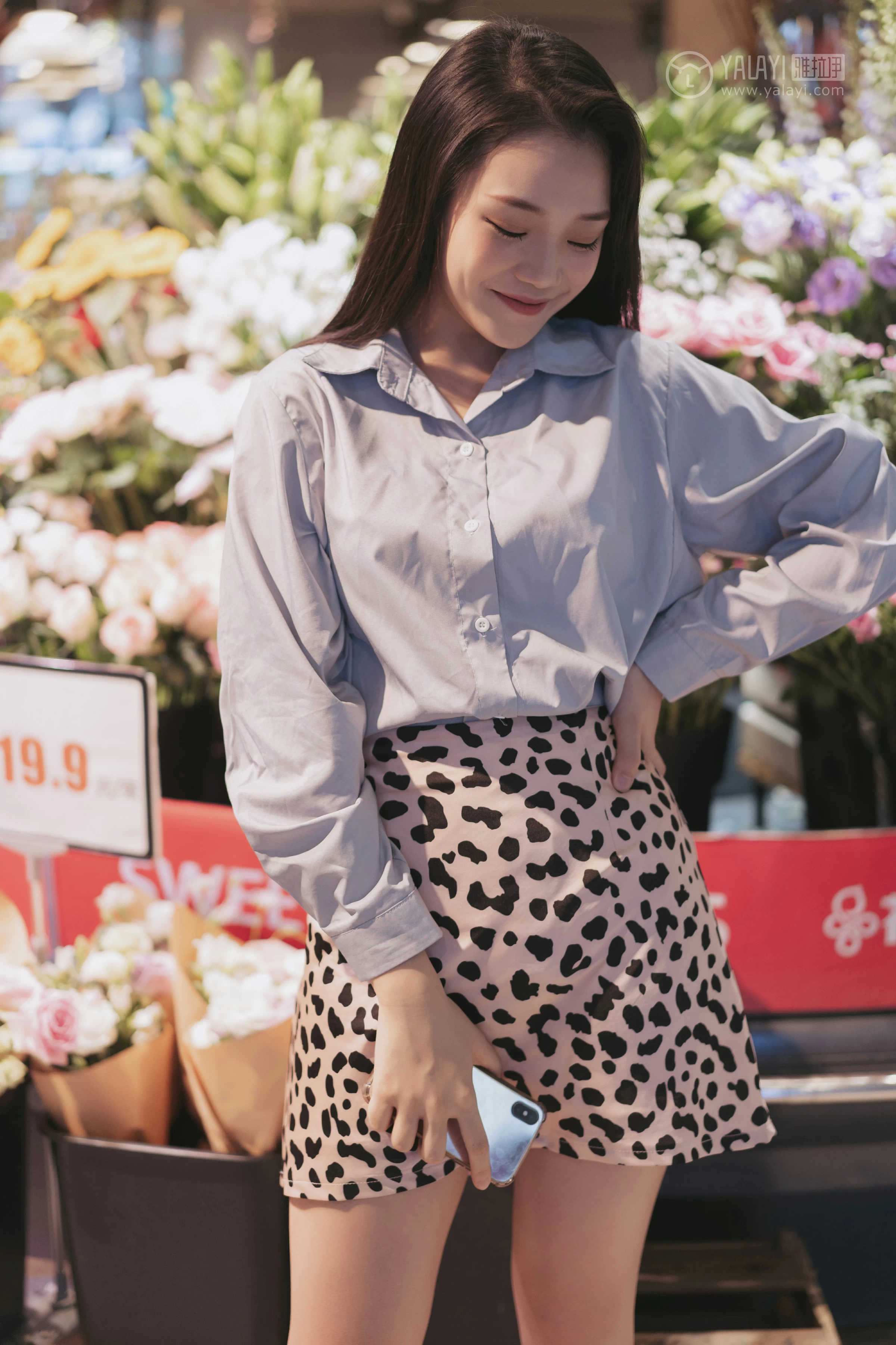 [YALAYI雅拉伊]No.330 假日出行 洋儿 蓝色衬衫加豹纹短裙性感私房写真集第12张