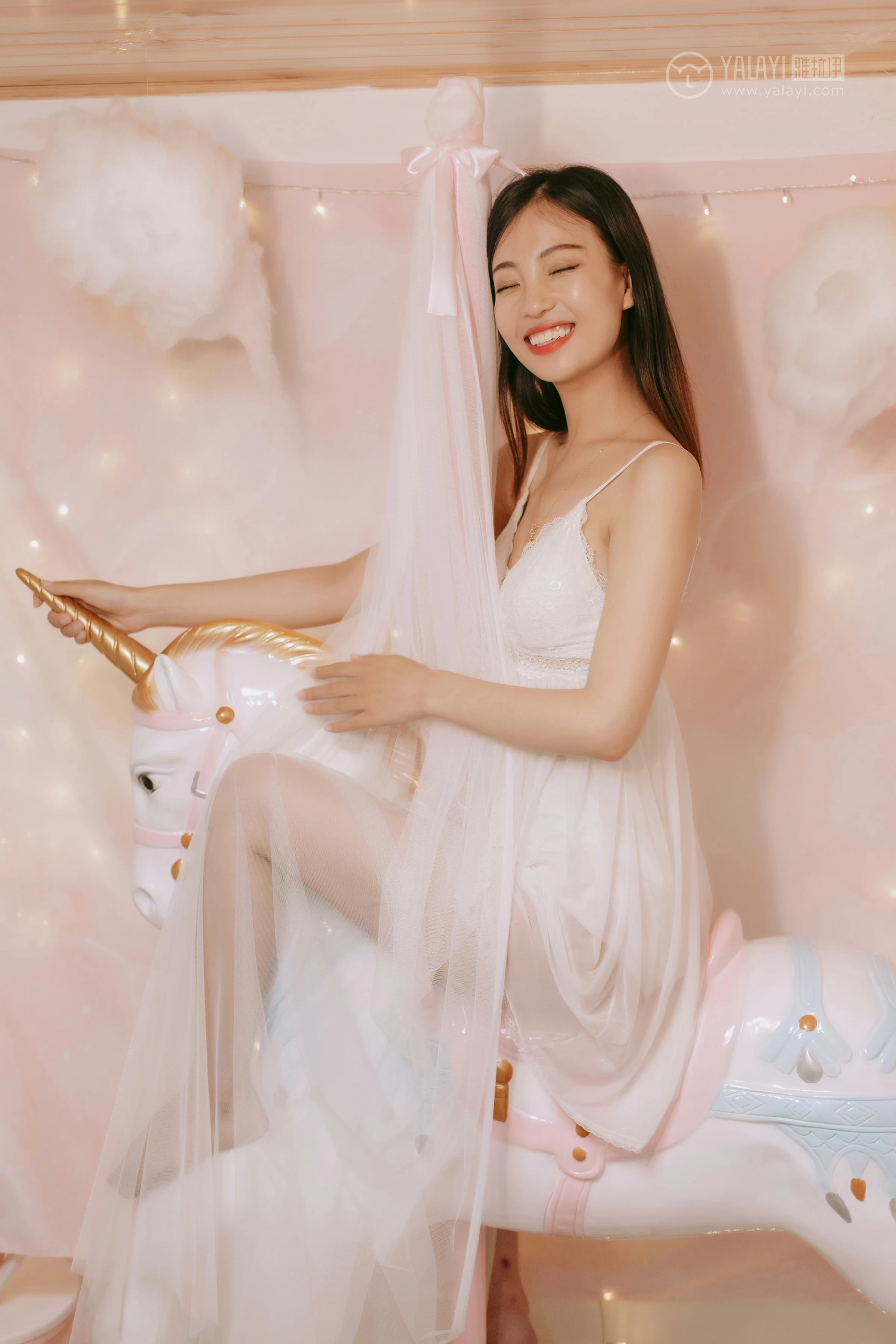 [YALAYI雅拉伊]No.334 浪漫满屋 高若童 白色吊带透视睡衣裙性感私房写真集第7张