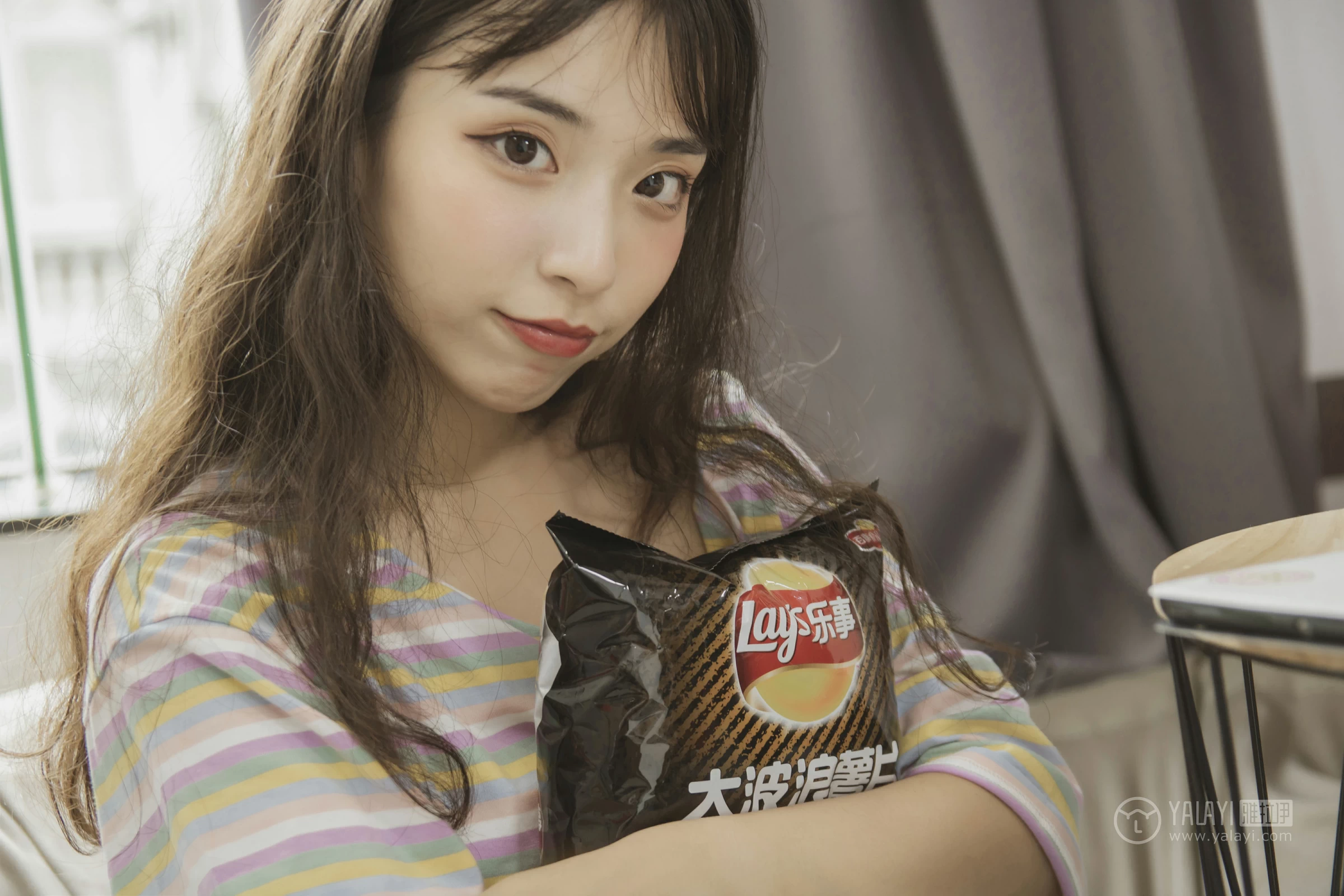 [YALAYI雅拉伊]No.340 氧气女孩 阿橙 条纹短袖加灰色短裙清纯可爱私房写真集第4张