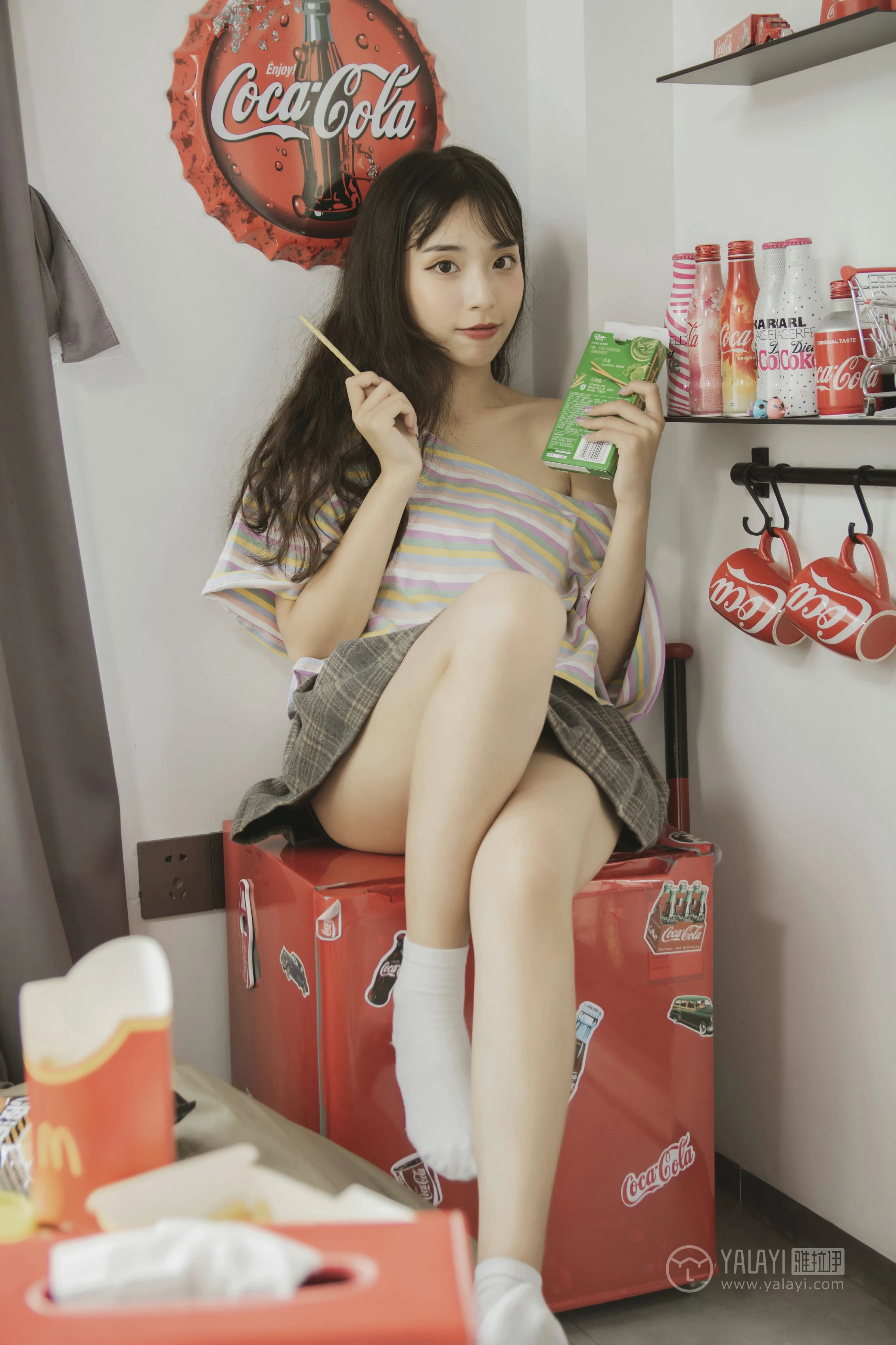 [YALAYI雅拉伊]No.340 氧气女孩 阿橙 条纹短袖加灰色短裙清纯可爱私房写真集第5张