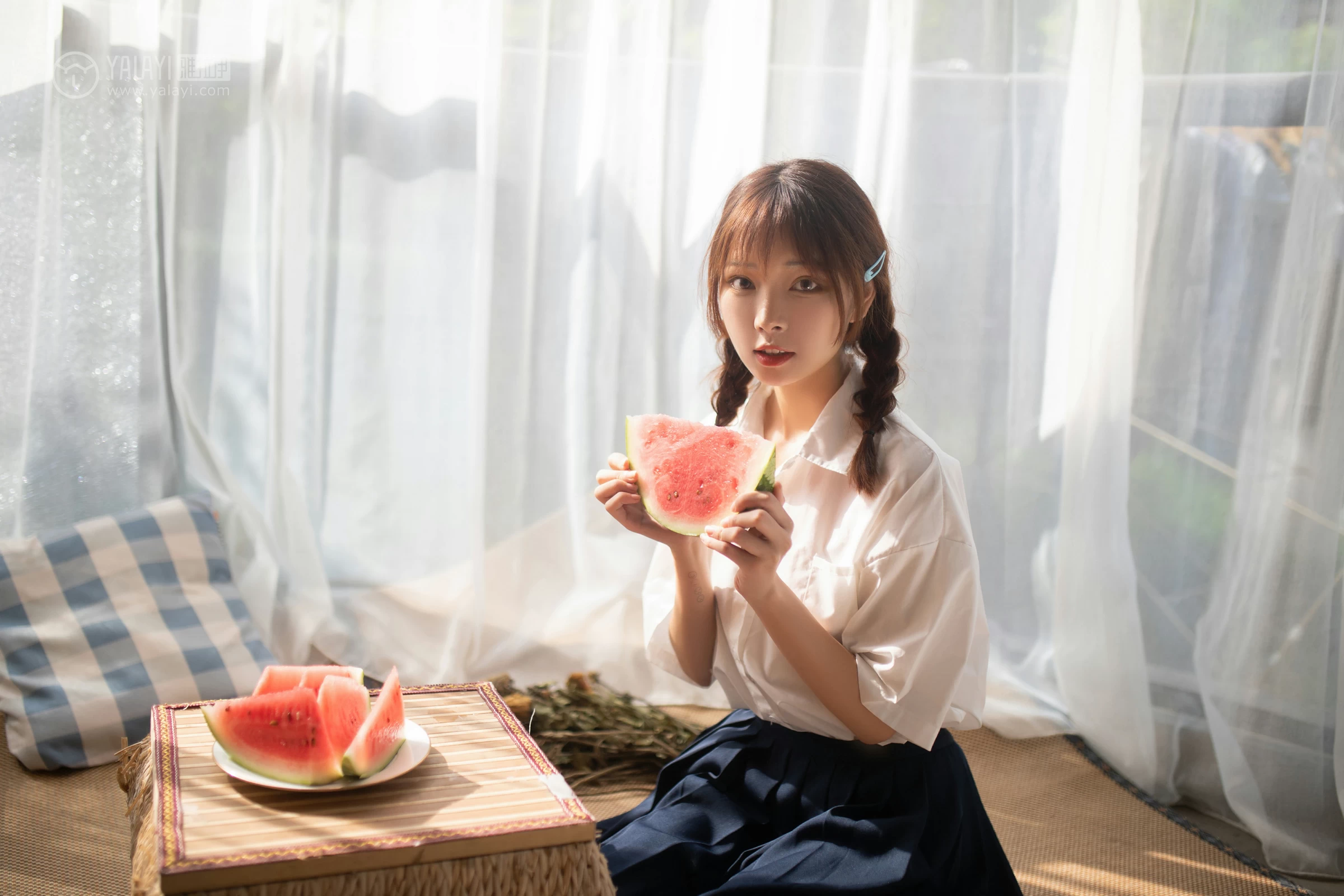 [YALAYI雅拉伊]No.342 与她的夏日恋爱 暄暄 白色衬衫加黑色短裙清纯可爱私房写真集第3张