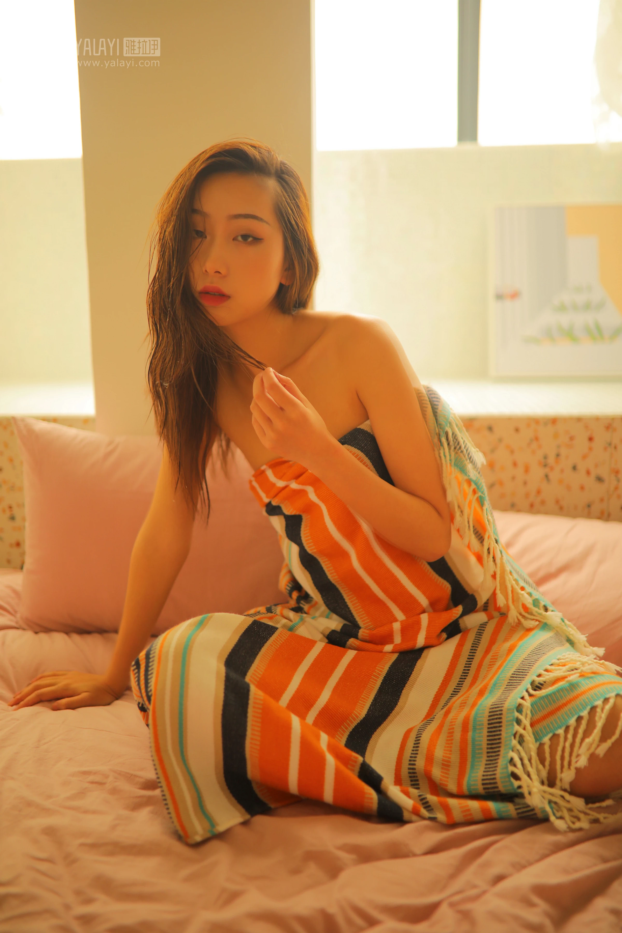 [YALAYI雅拉伊]No.345 慵懒双人床 晓琪 彩色睡袍与半裸性感玉体私房写真集第9张