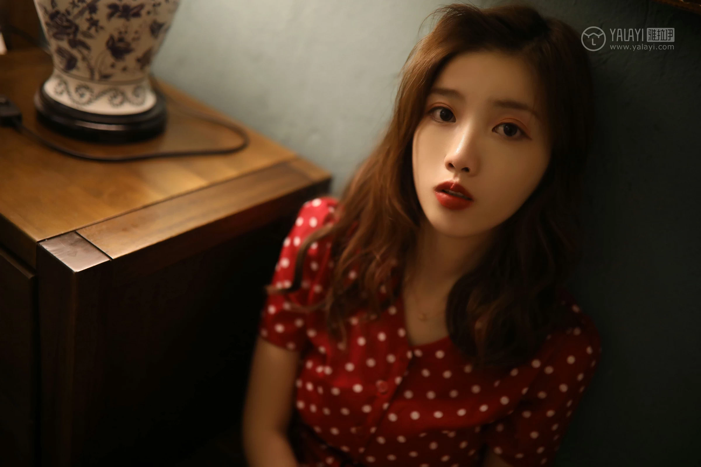 [YALAYI雅拉伊]No.347 失眠夜 圈圈 红色亮点连衣裙居家私房写真集第4张