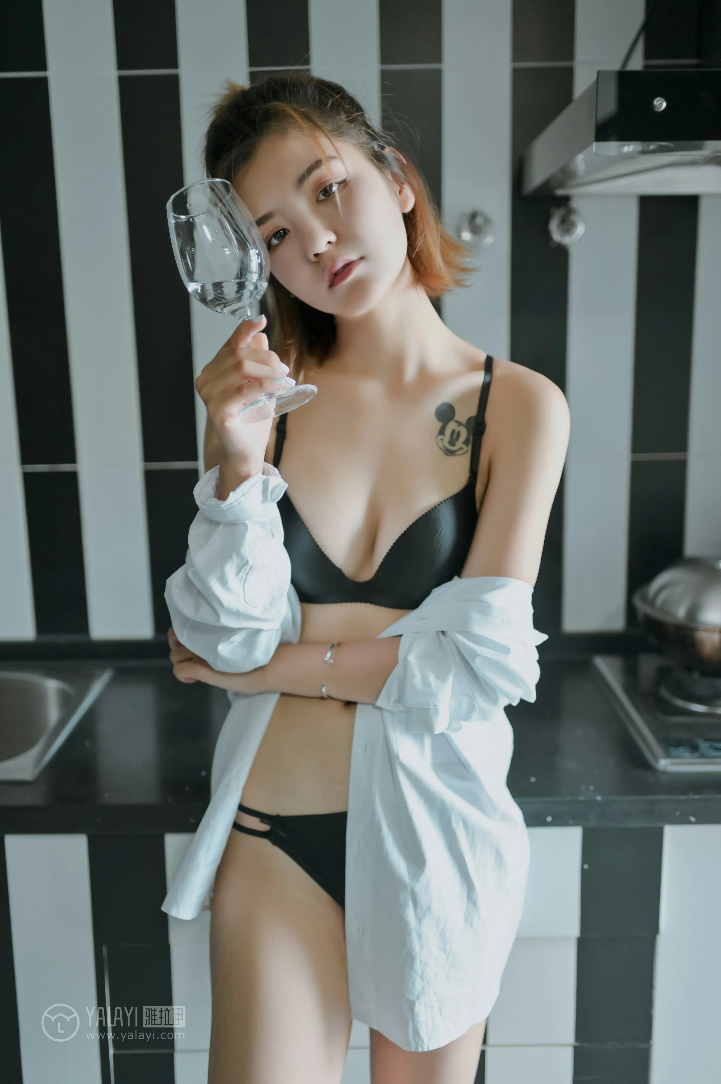 [YALAYI雅拉伊]No.351 黑夜女神 米奇 白色衬衫加黑色内衣居家性感私房写真集第4张