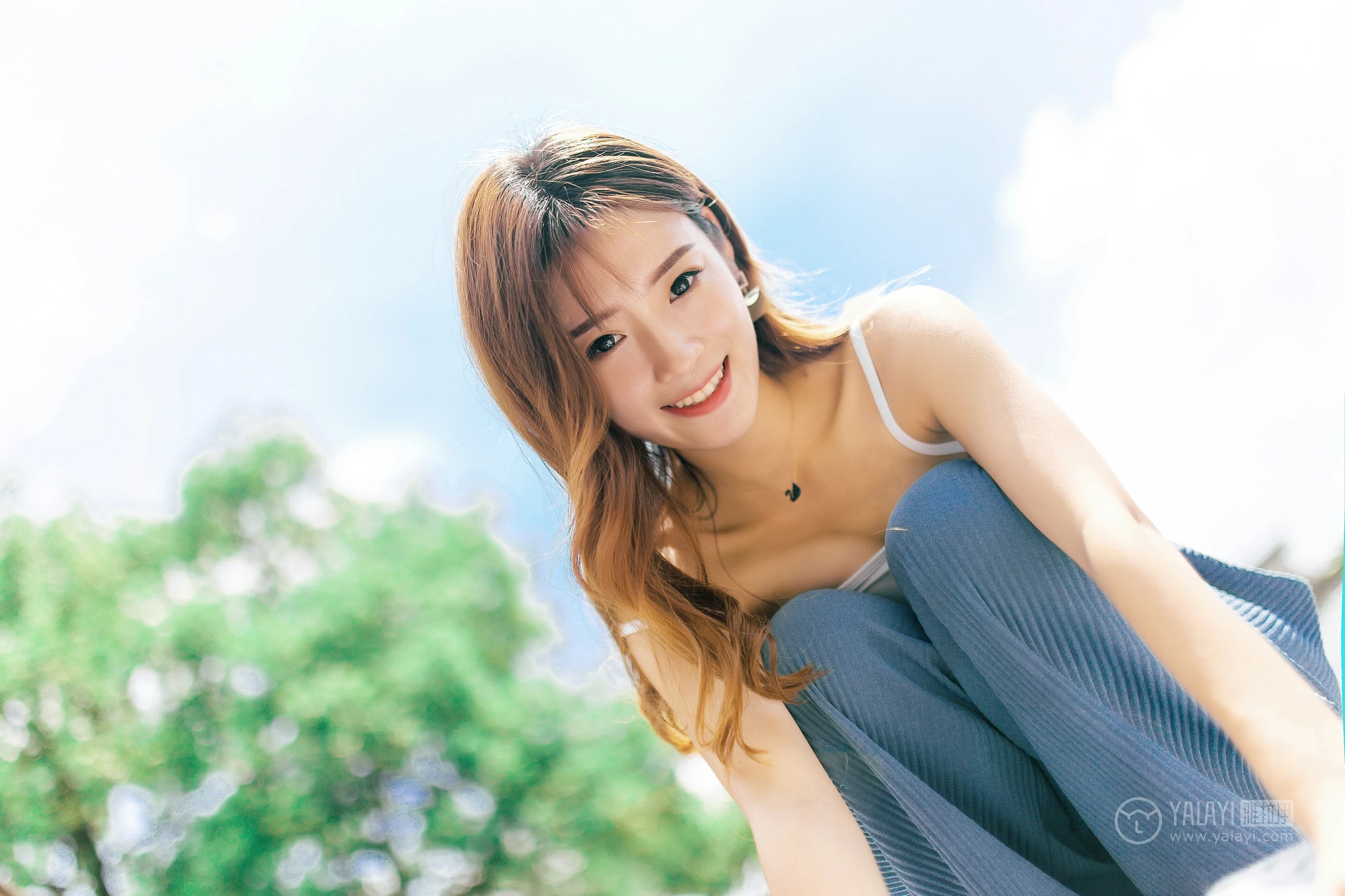 [YALAYI雅拉伊]No.354 向往的生活 朵朵 白色性感小背心与透视镂空连衣裙私房写真集第9张