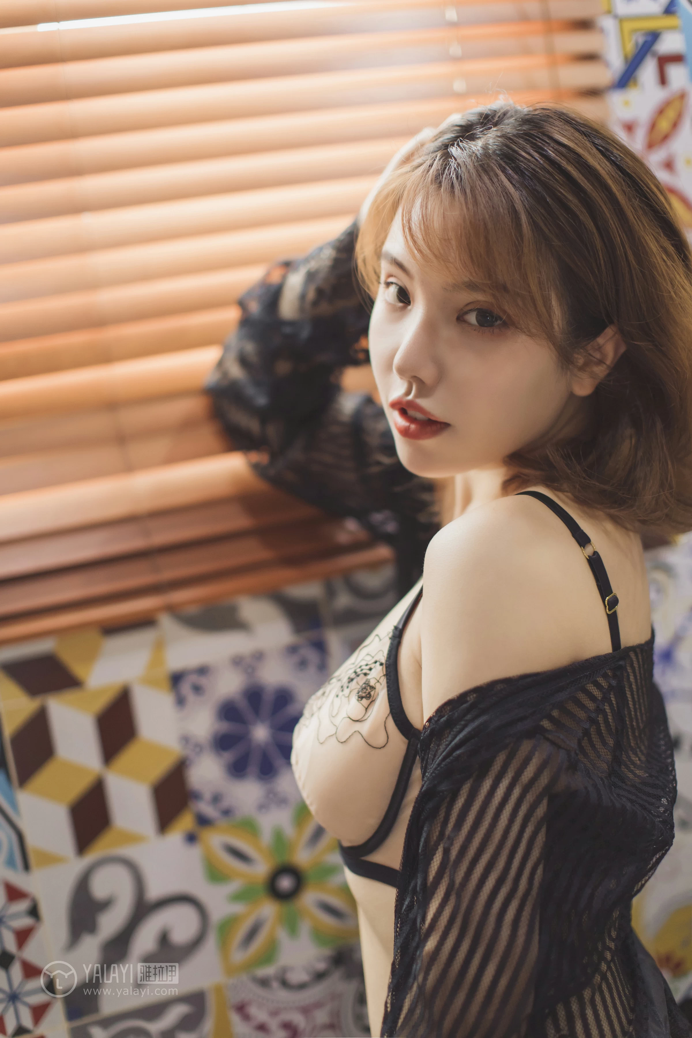[YALAYI雅拉伊]No.355 轻熟女 黄乐然 黑色透视镂空睡衣加米色情趣内衣性感私房写真集第4张