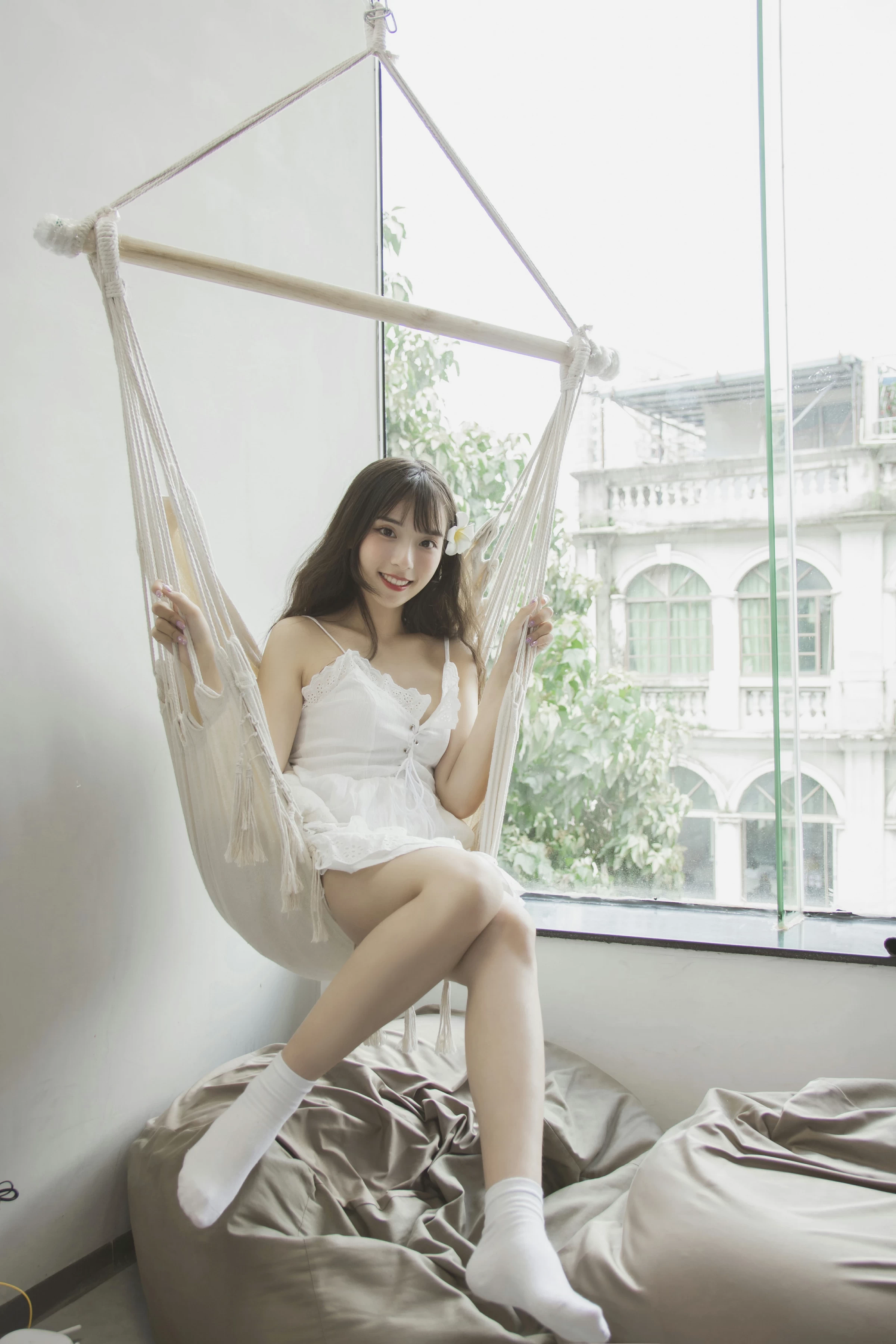 [YALAYI雅拉伊]No.357 我的高达女友 阿橙 白色吊带蕾丝连衣裙清纯可爱私房写真集第2张