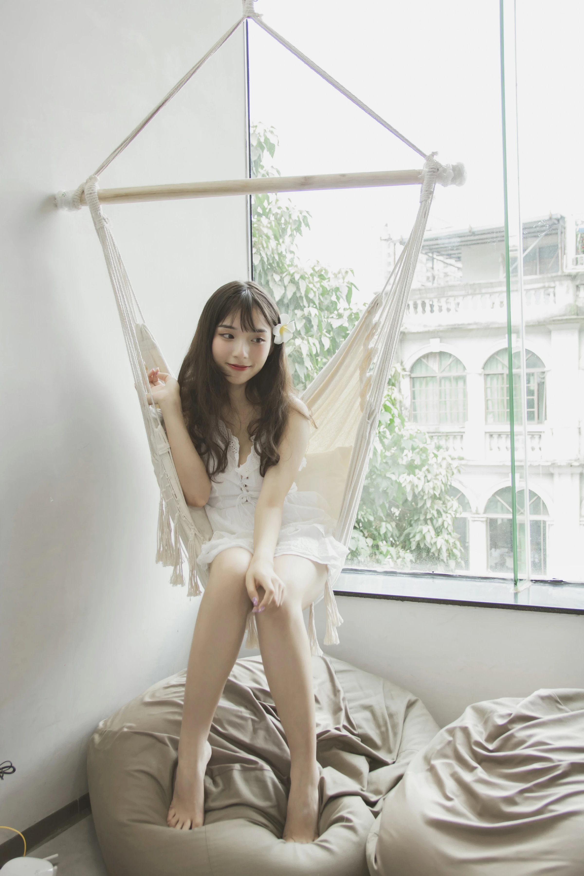 [YALAYI雅拉伊]No.357 我的高达女友 阿橙 白色吊带蕾丝连衣裙清纯可爱私房写真集第2张