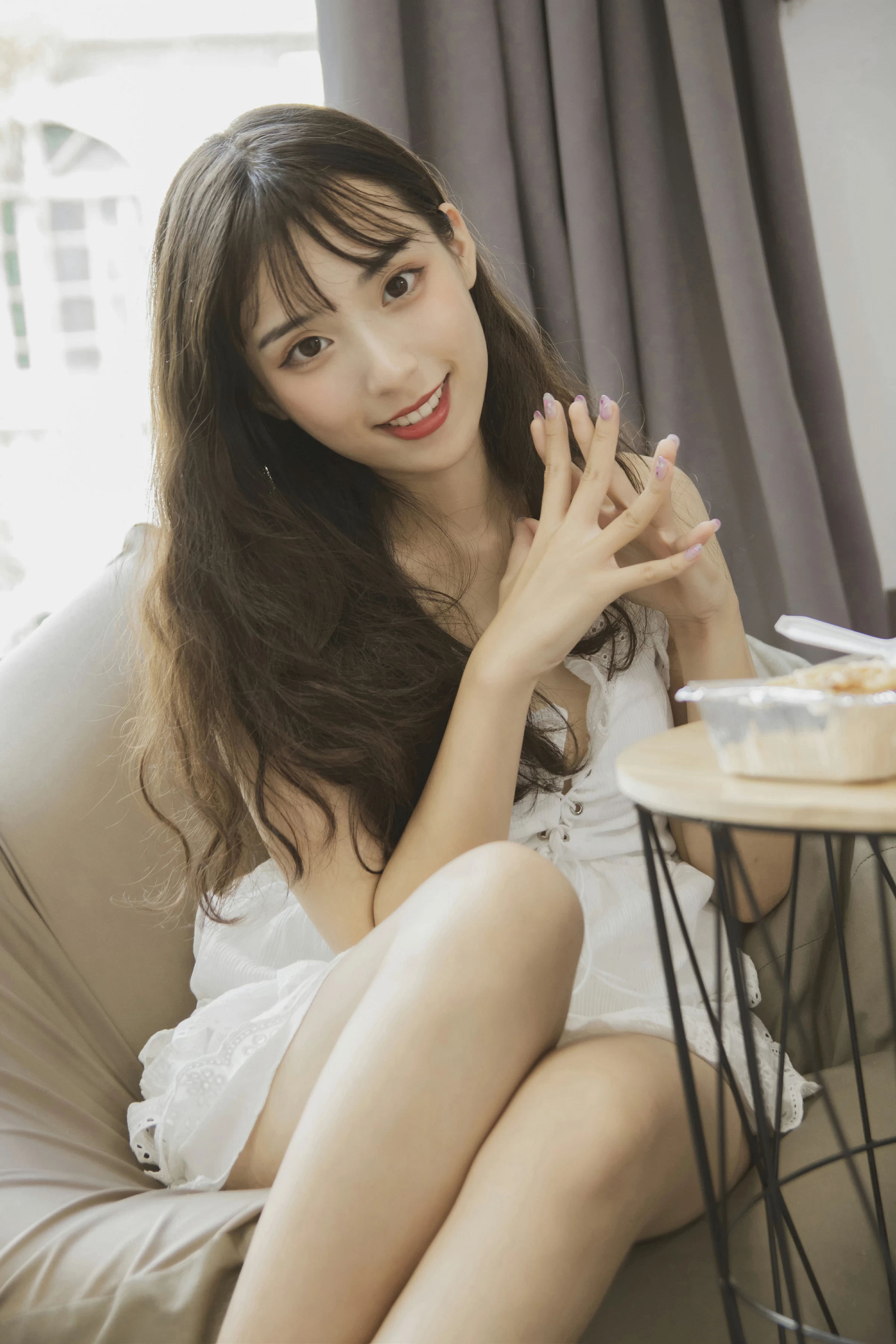 [YALAYI雅拉伊]No.357 我的高达女友 阿橙 白色吊带蕾丝连衣裙清纯可爱私房写真集第7张