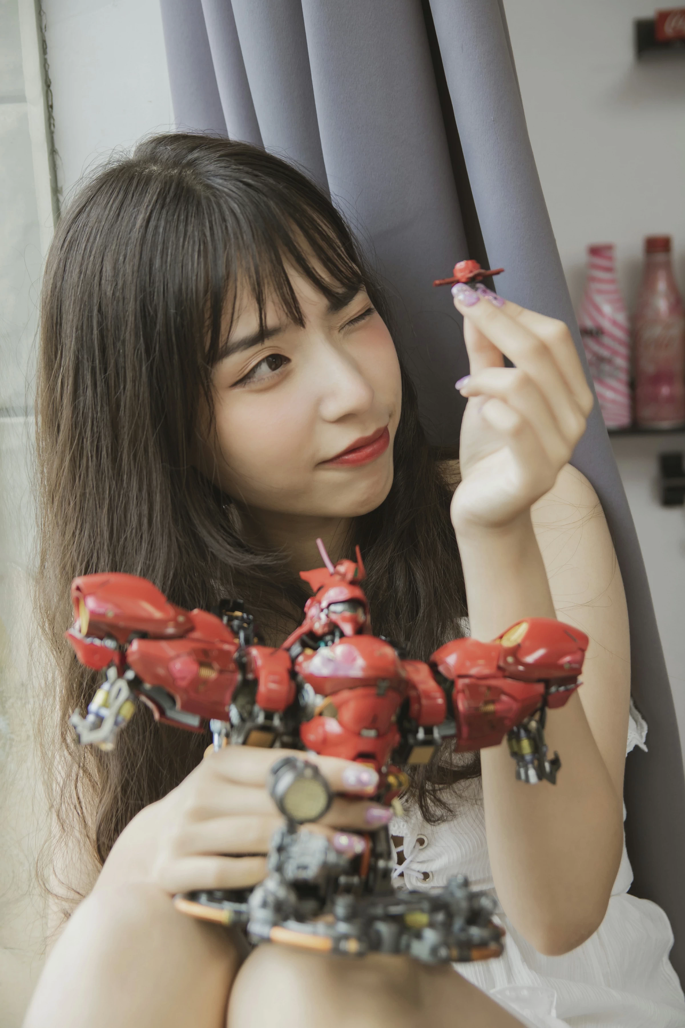 [YALAYI雅拉伊]No.357 我的高达女友 阿橙 白色吊带蕾丝连衣裙清纯可爱私房写真集第11张