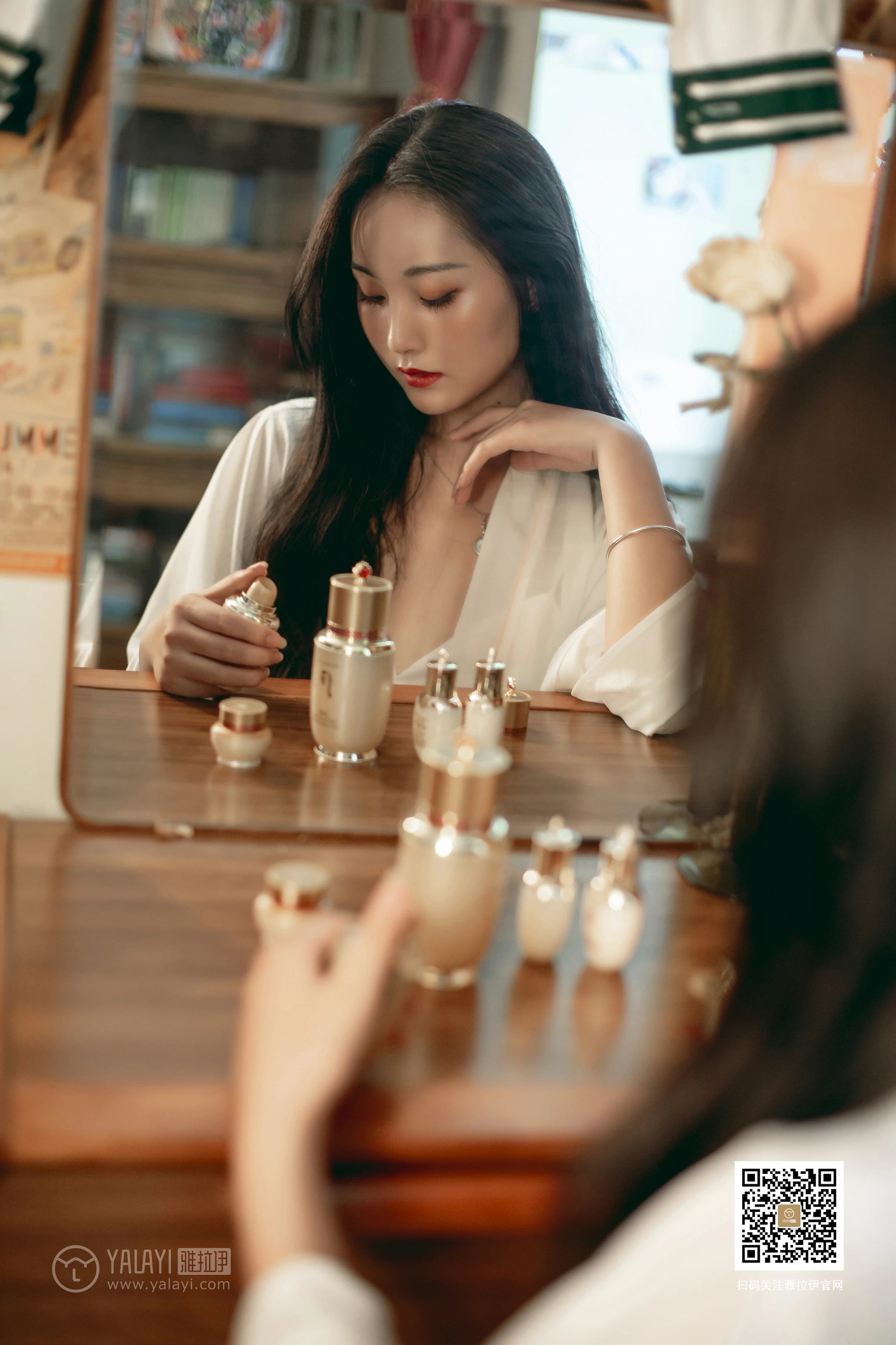 [YALAYI雅拉伊]No.361 Elegant 项兴咏 白色睡衣加白色吊带内衣性感私房写真集第2张