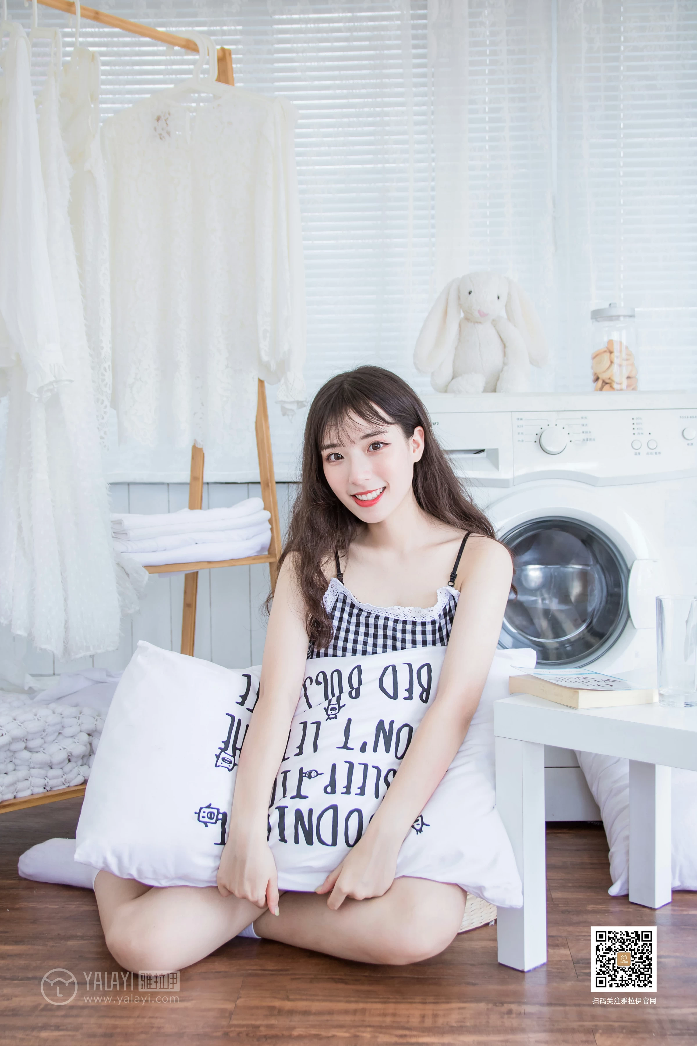 [YALAYI雅拉伊]No.369 一双白袜子 阿橙 吊带小背心加短裤性感私房写真集第2张