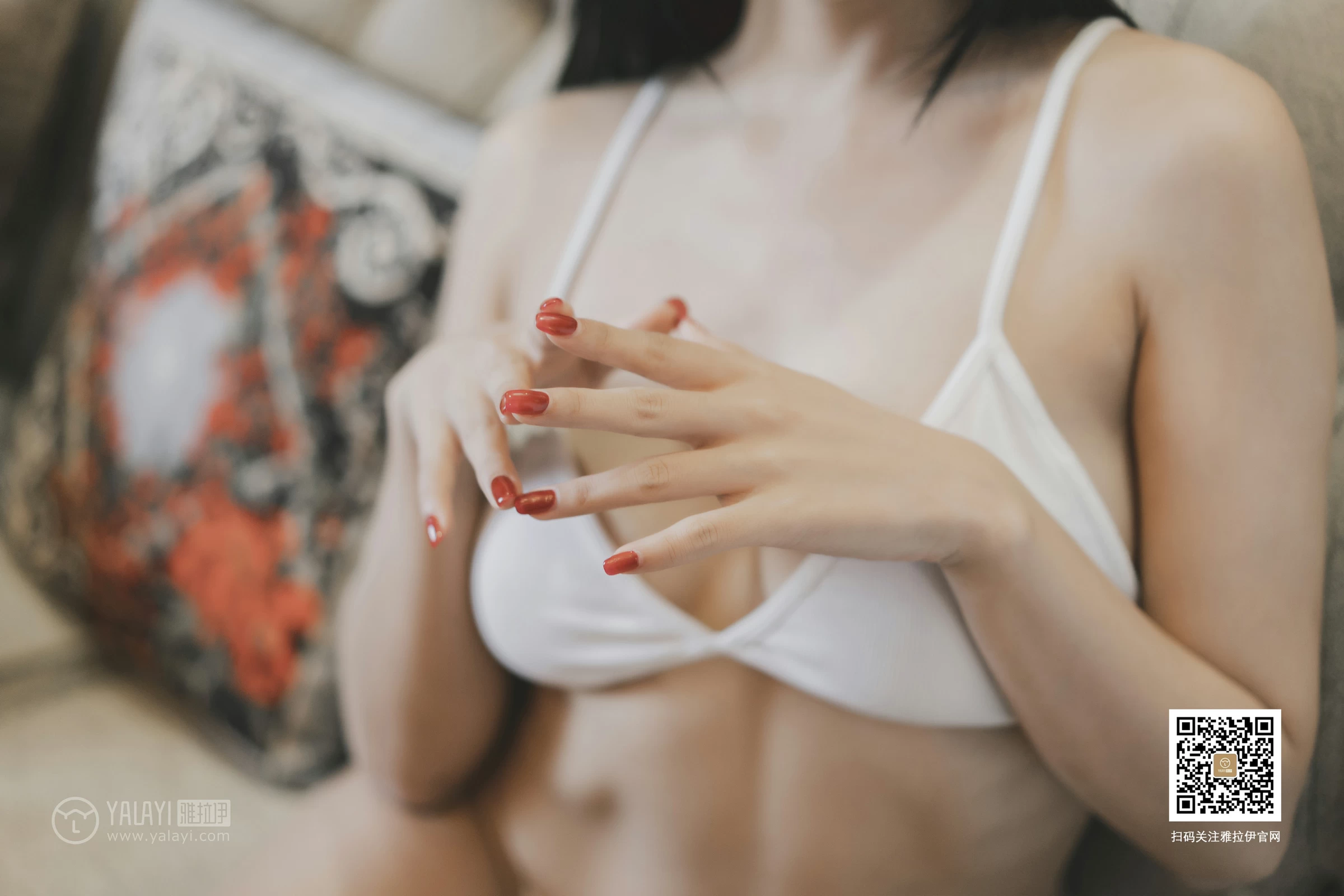 [YALAYI雅拉伊]No.363 女白领的私房照 何嘉颖 白色性感内衣居家私房写真集第7张